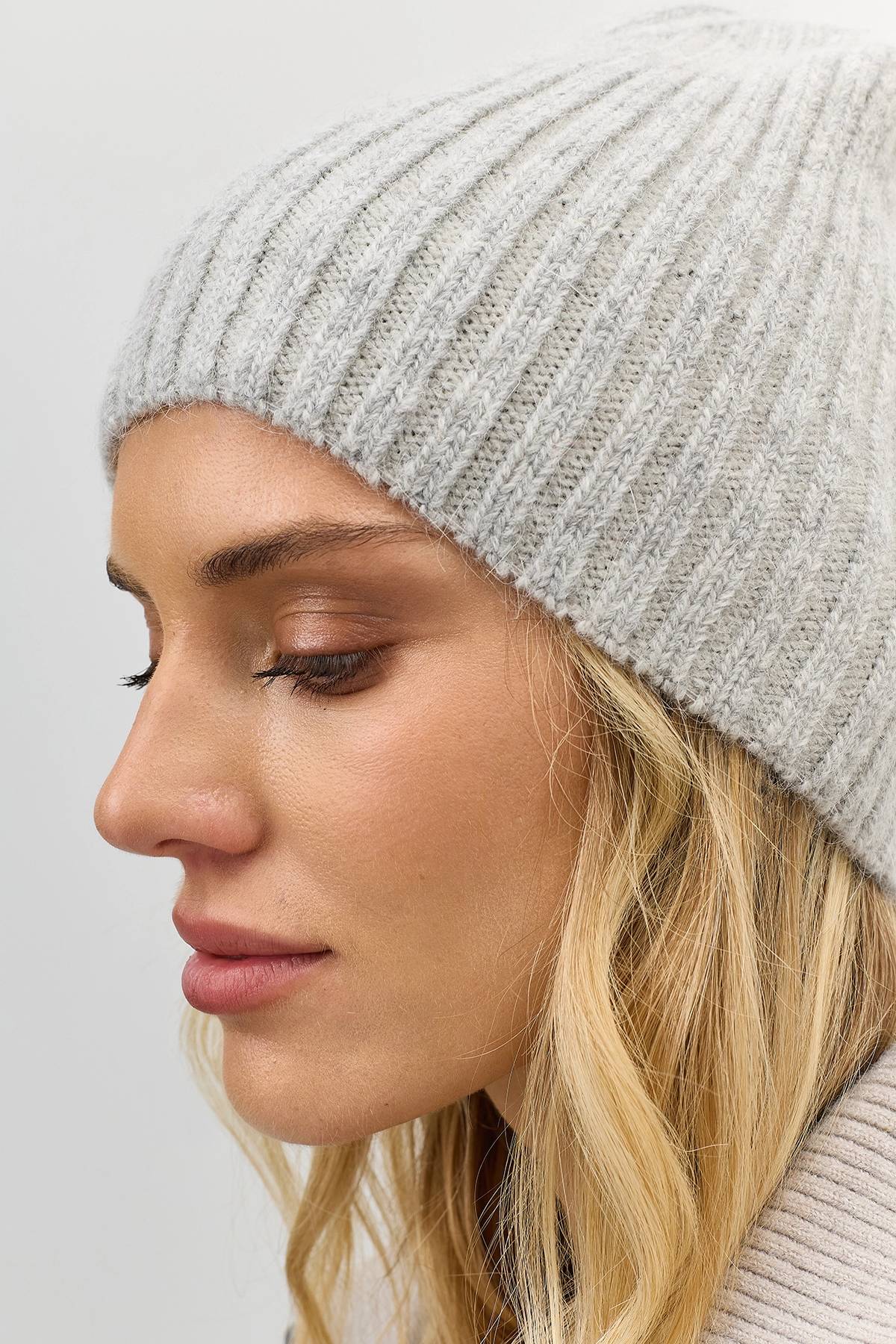 Серая шапка бини в рубчик с ангорой, One