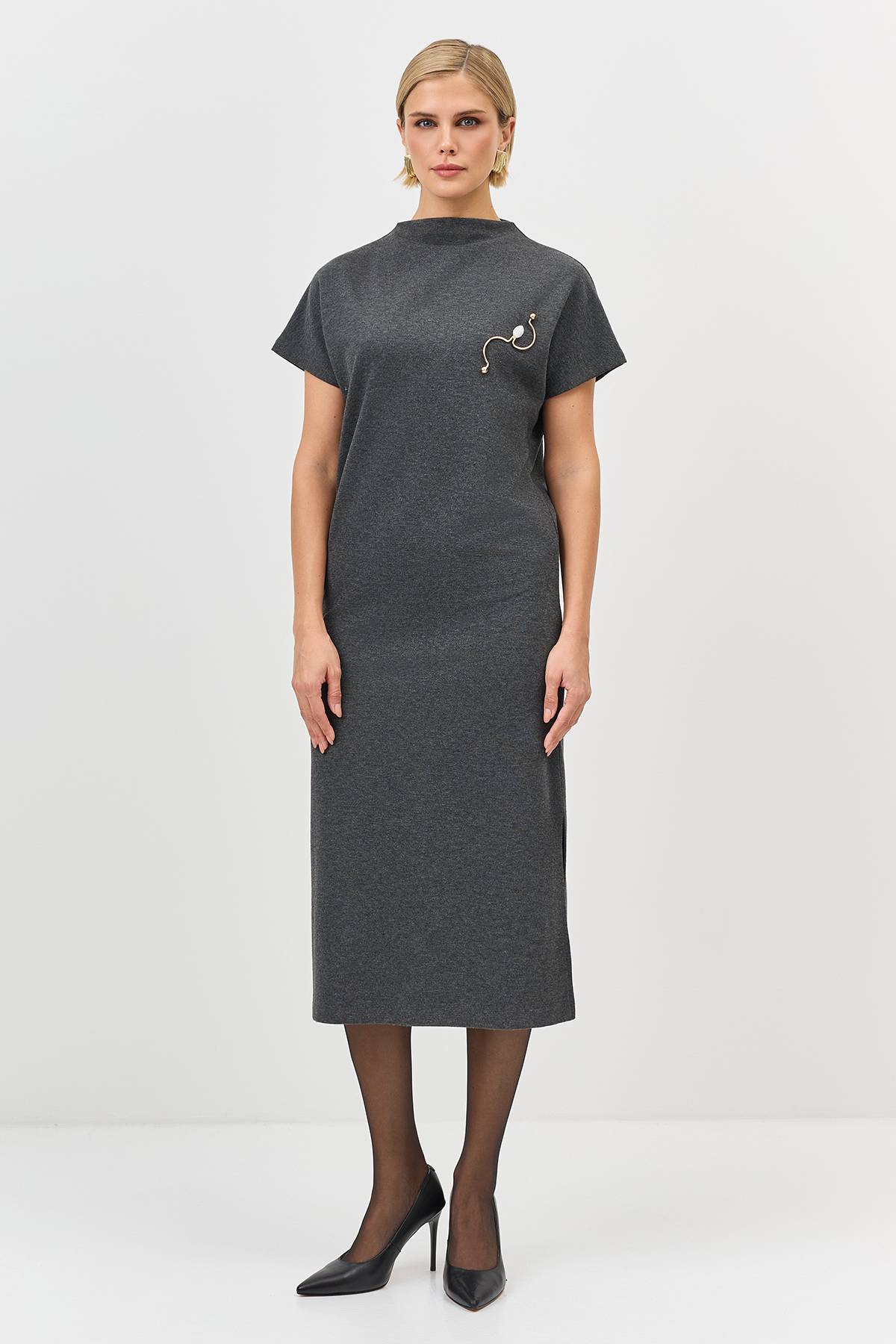 Лимитированная серия платье-миди с брошью и палантином, 36