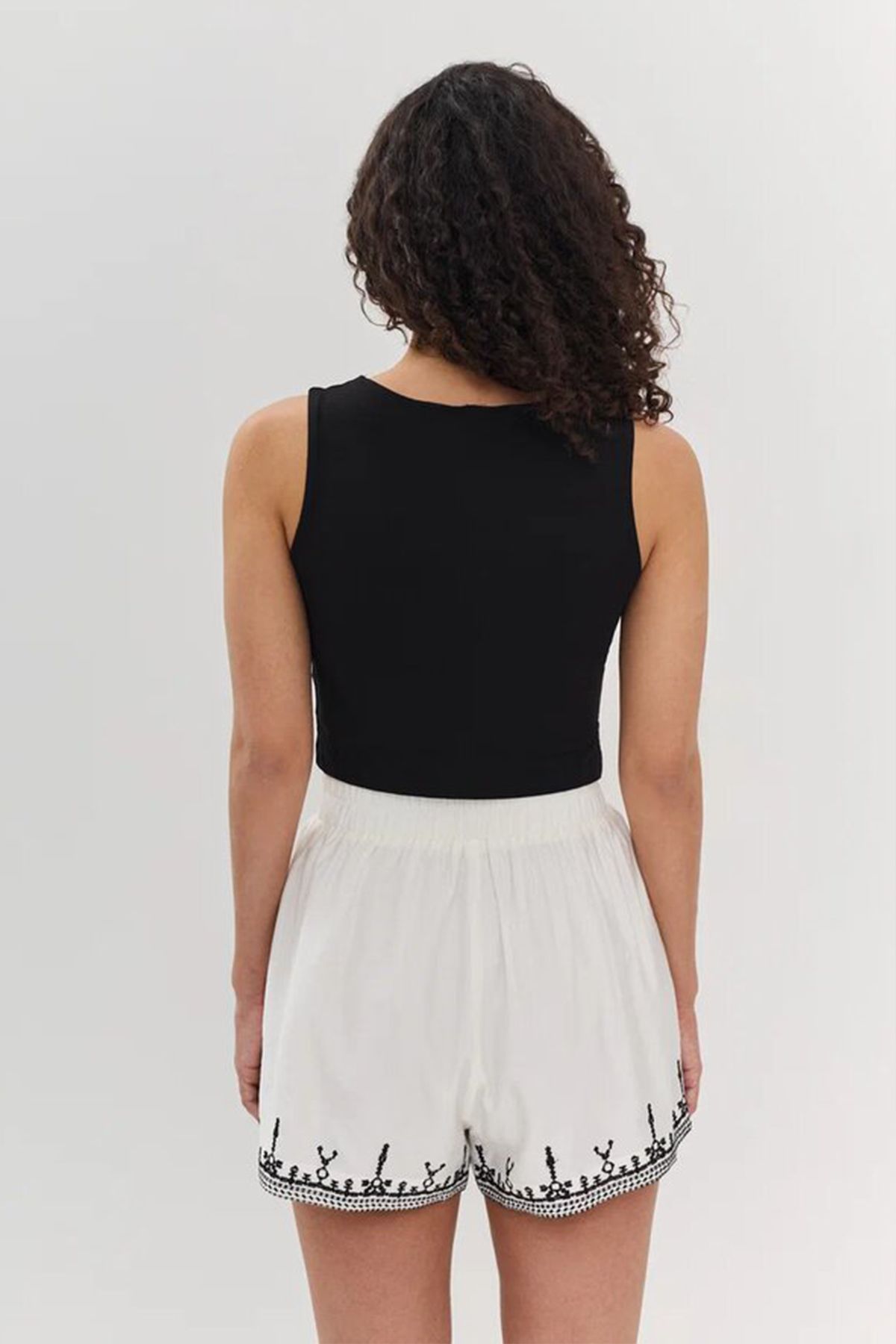 Укороченный базовый топ без рукавов в черном цвете, 48р