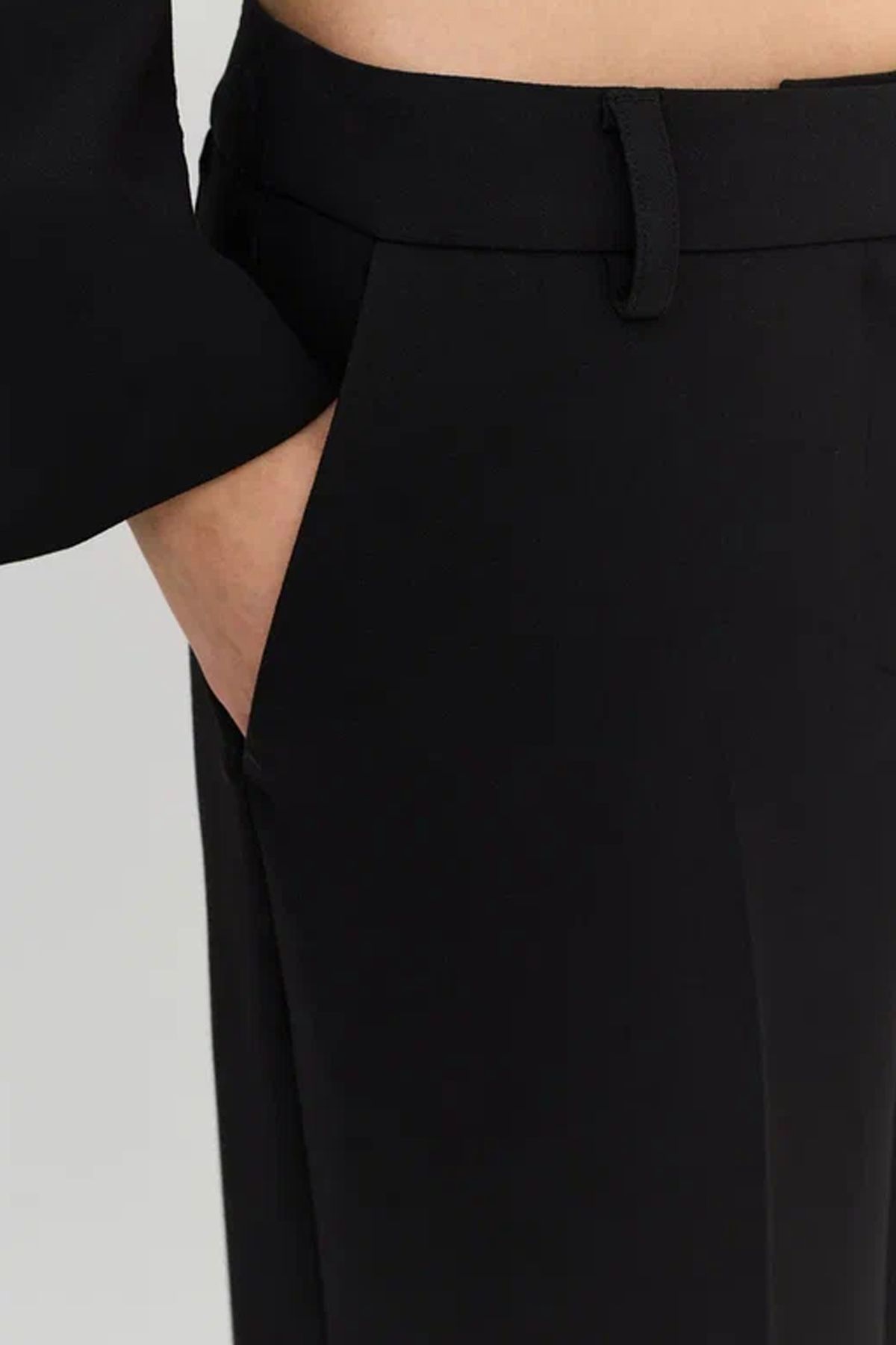 Классические брюки с мягкими стрелками в черном цвете, 50р