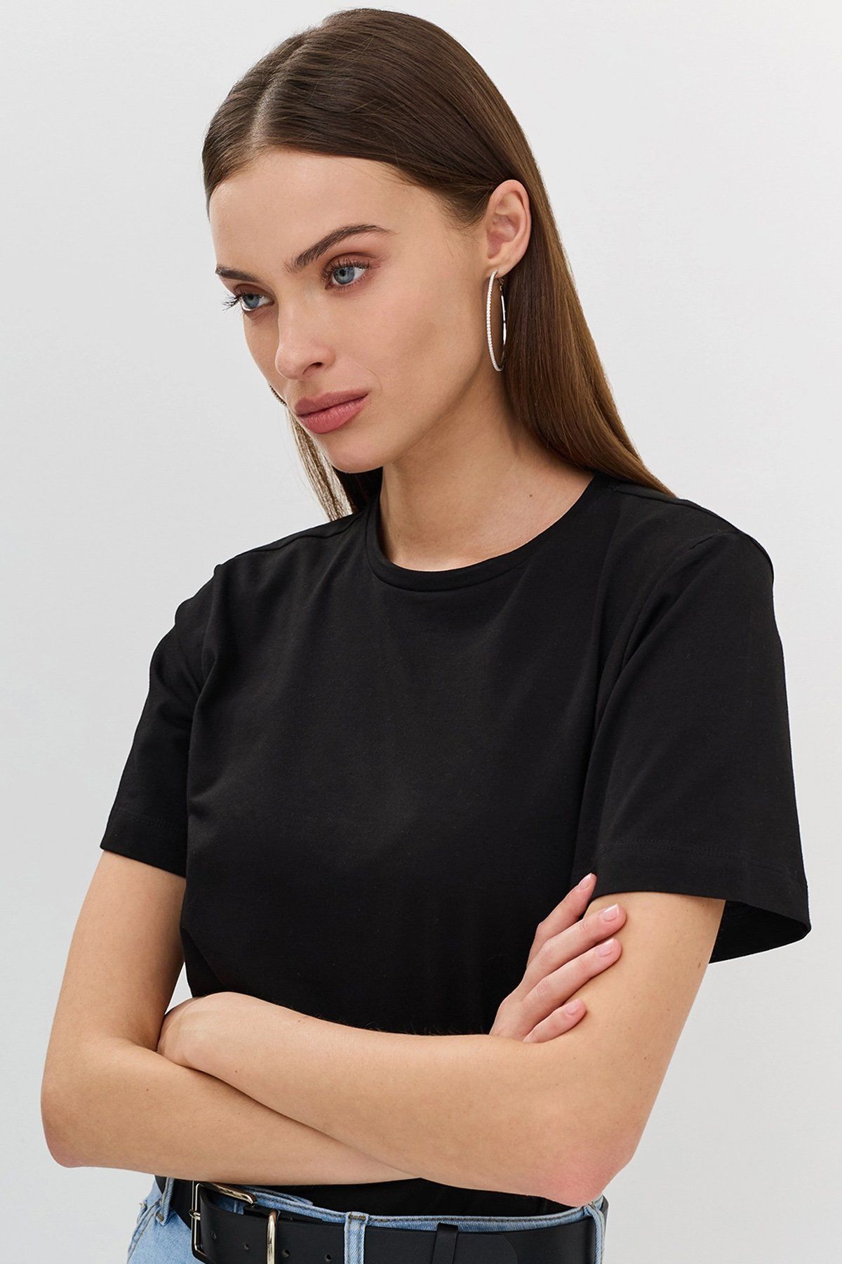 Базовая футболка из хлопкового трикотажа в чёрном цвете, 46р