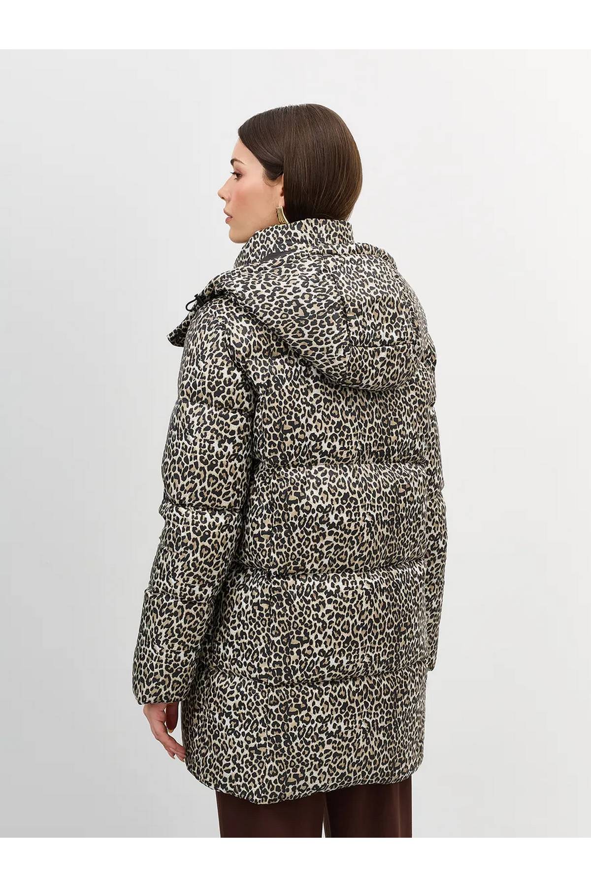 Лимитированная серия пуховик с анималистичным принтом и палантин, 42