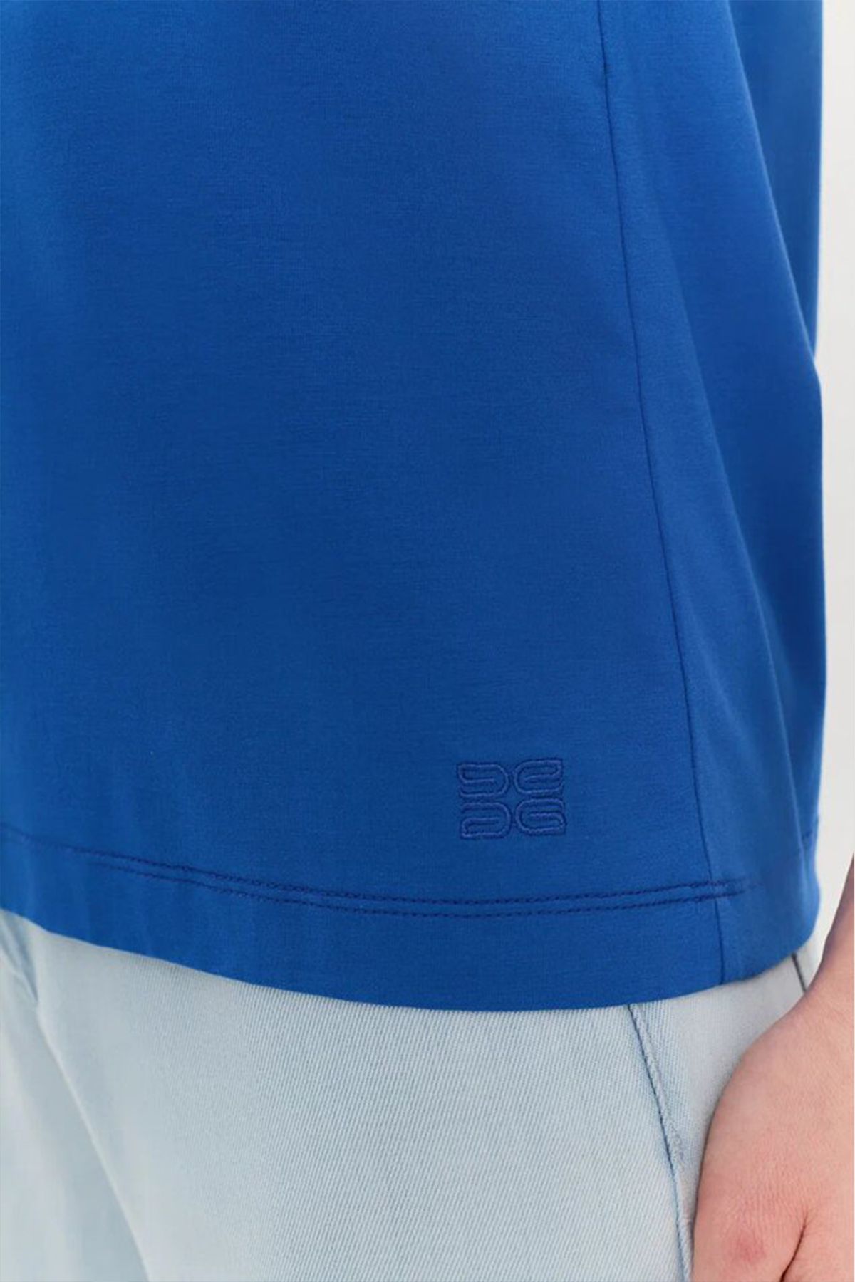 Топ синего цвета с V-образным вырезом горловины, 42р