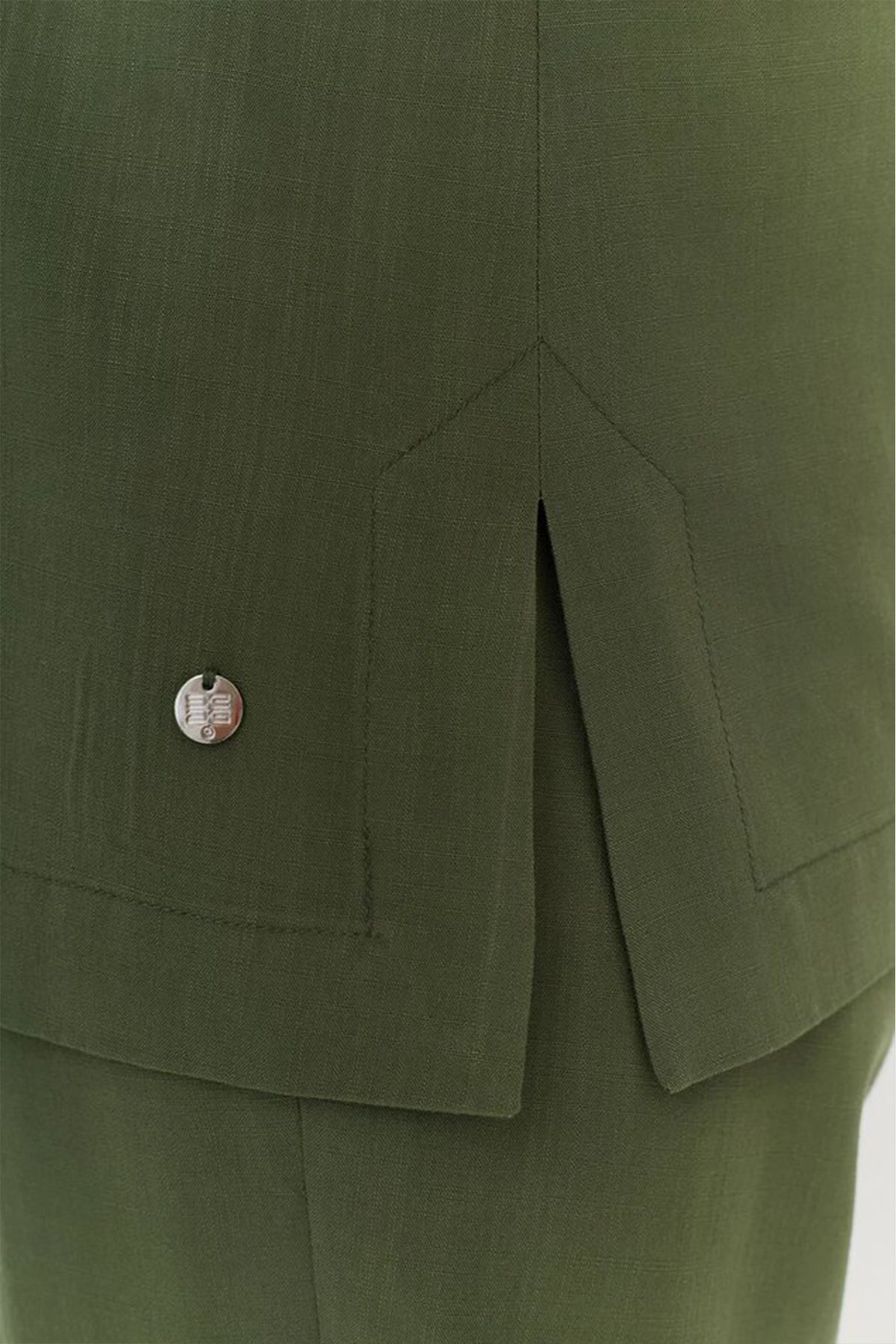 Блузка оливкового цвета со спущенным коротким рукавом, 42р