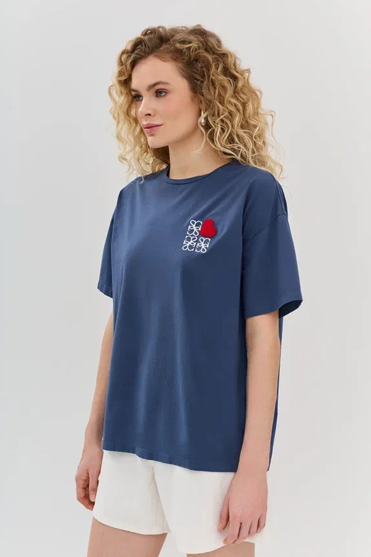 Футболка из эластичного хлопка с яркой вышивкой в темно-синем цвете, 42р