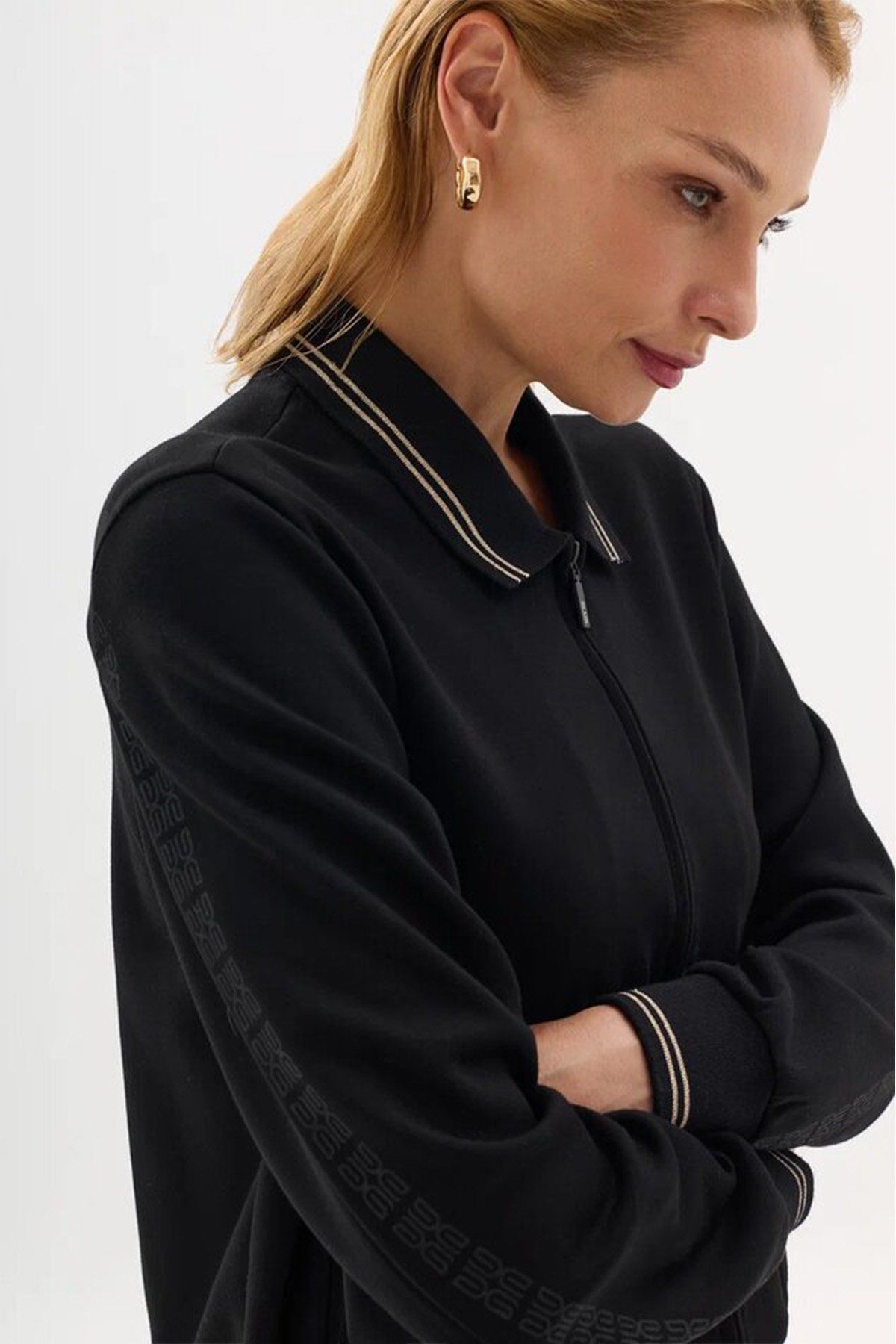 Джемпер с акцентными трикотажными вставками, 46р