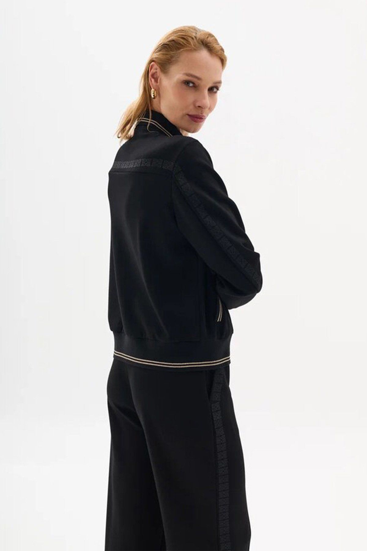 Джемпер с акцентными трикотажными вставками, 44р