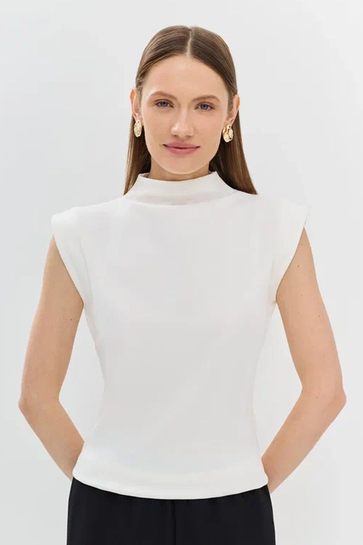 Хлопковый топ с высоким воротником-стойкой, 40р