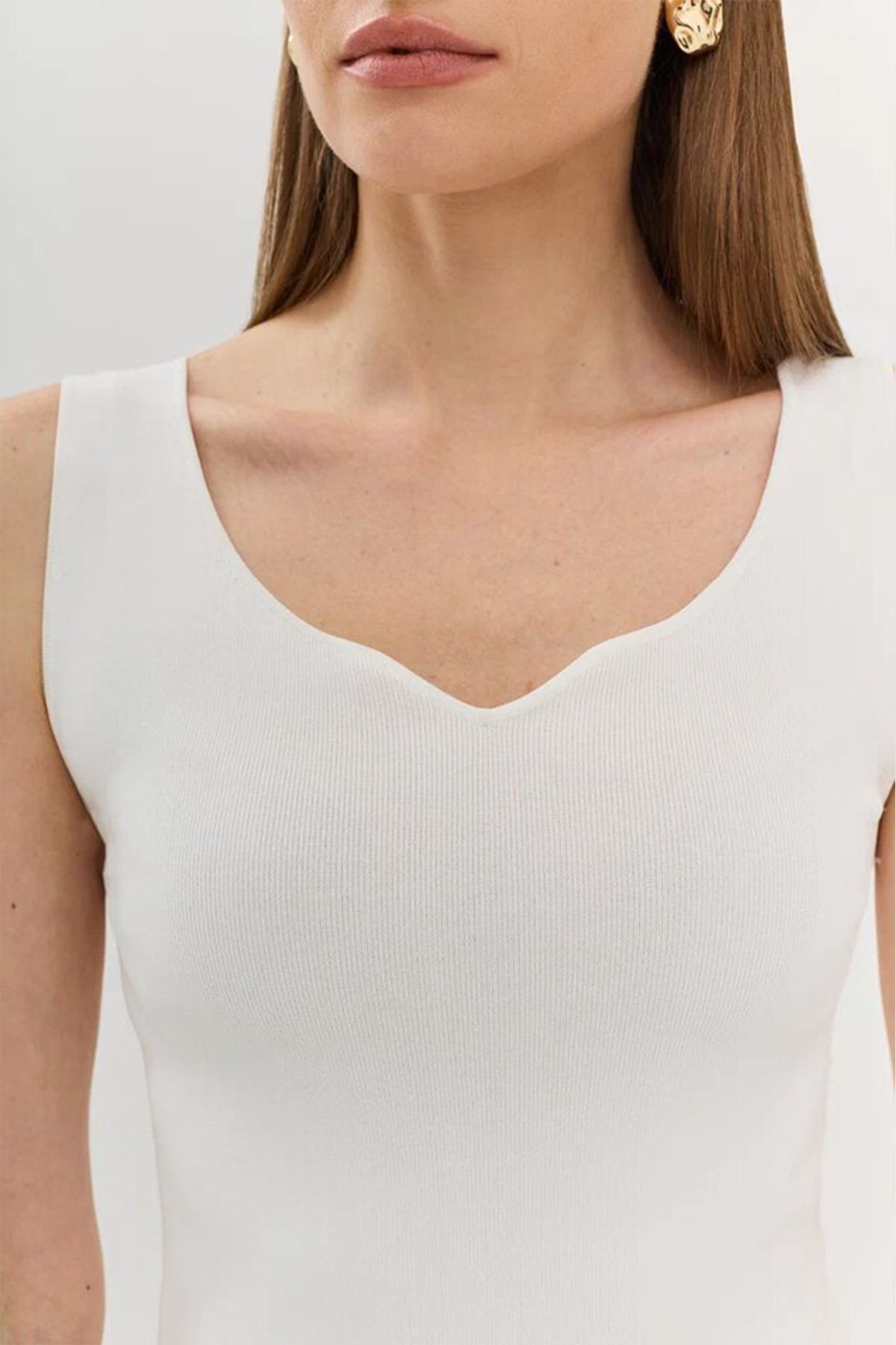 Удлинённый трикотажный топ в белом цвете 53731/1, 42р