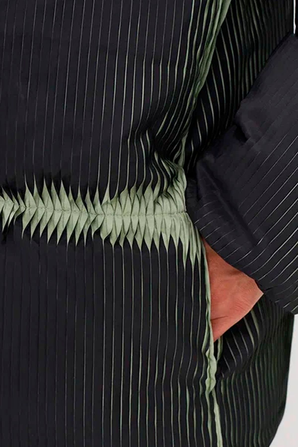 Двухцветная куртка из гофрированной фактурной ткани, 44р