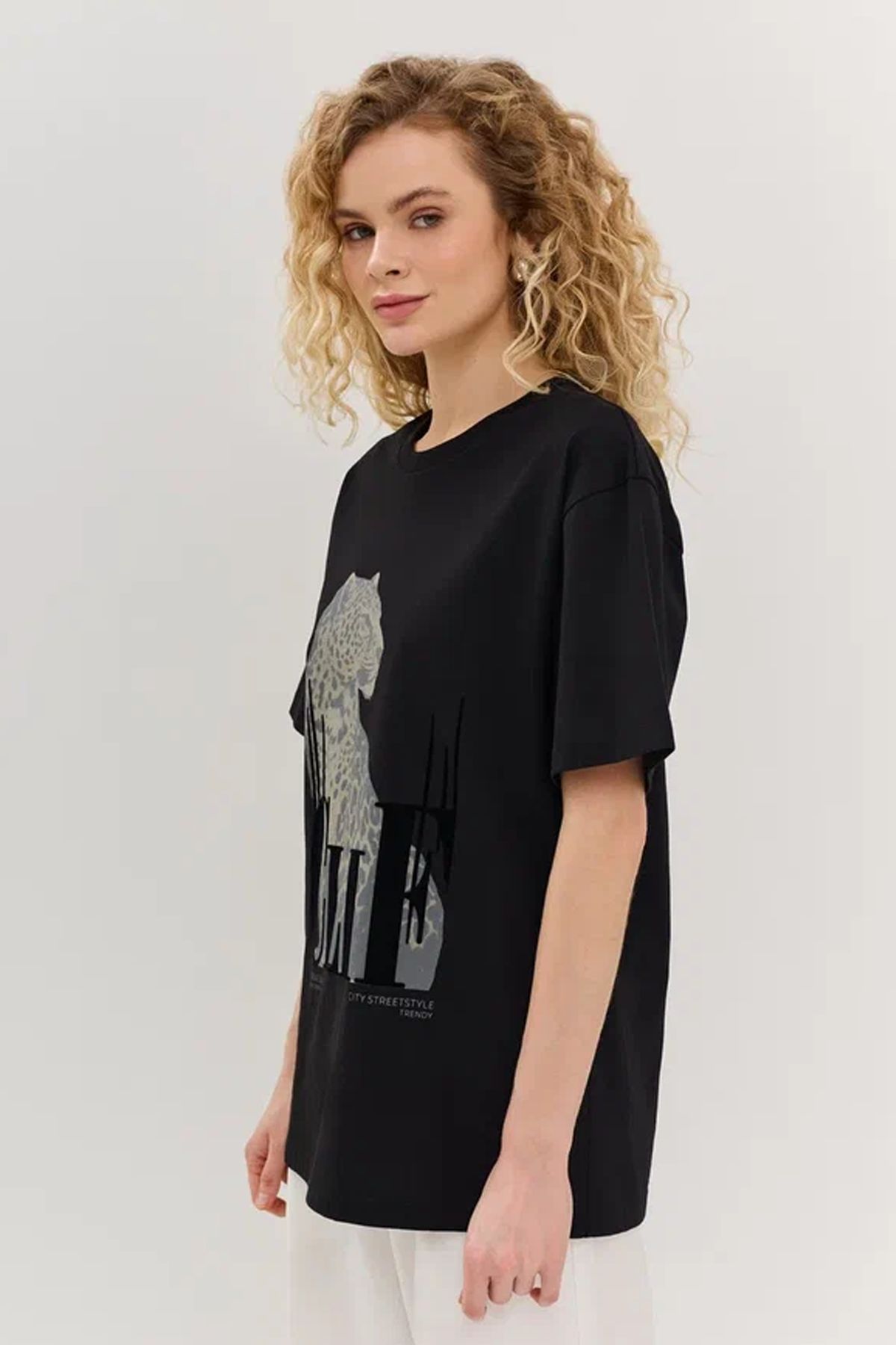 Чёрная футболка с комбинированным принтом, 48р