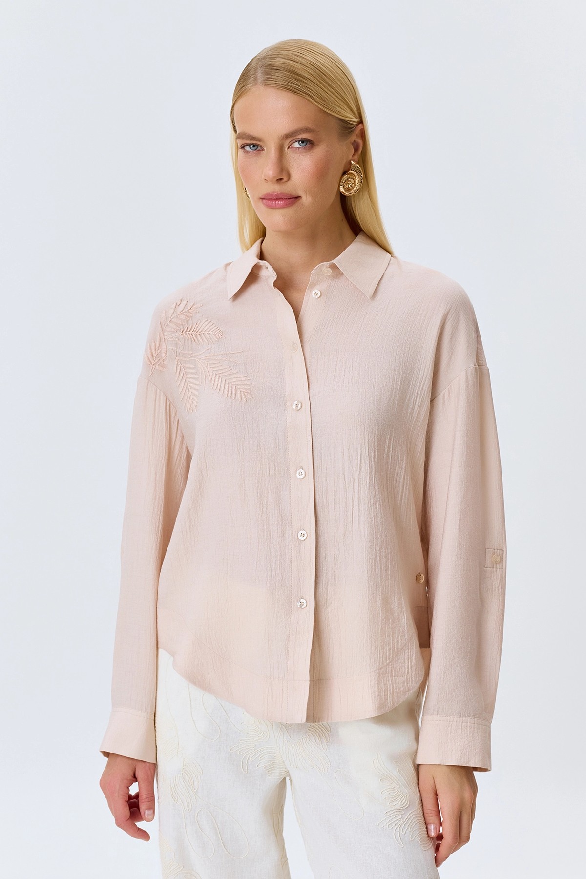 Блузка с акцентной вышивкой, 44