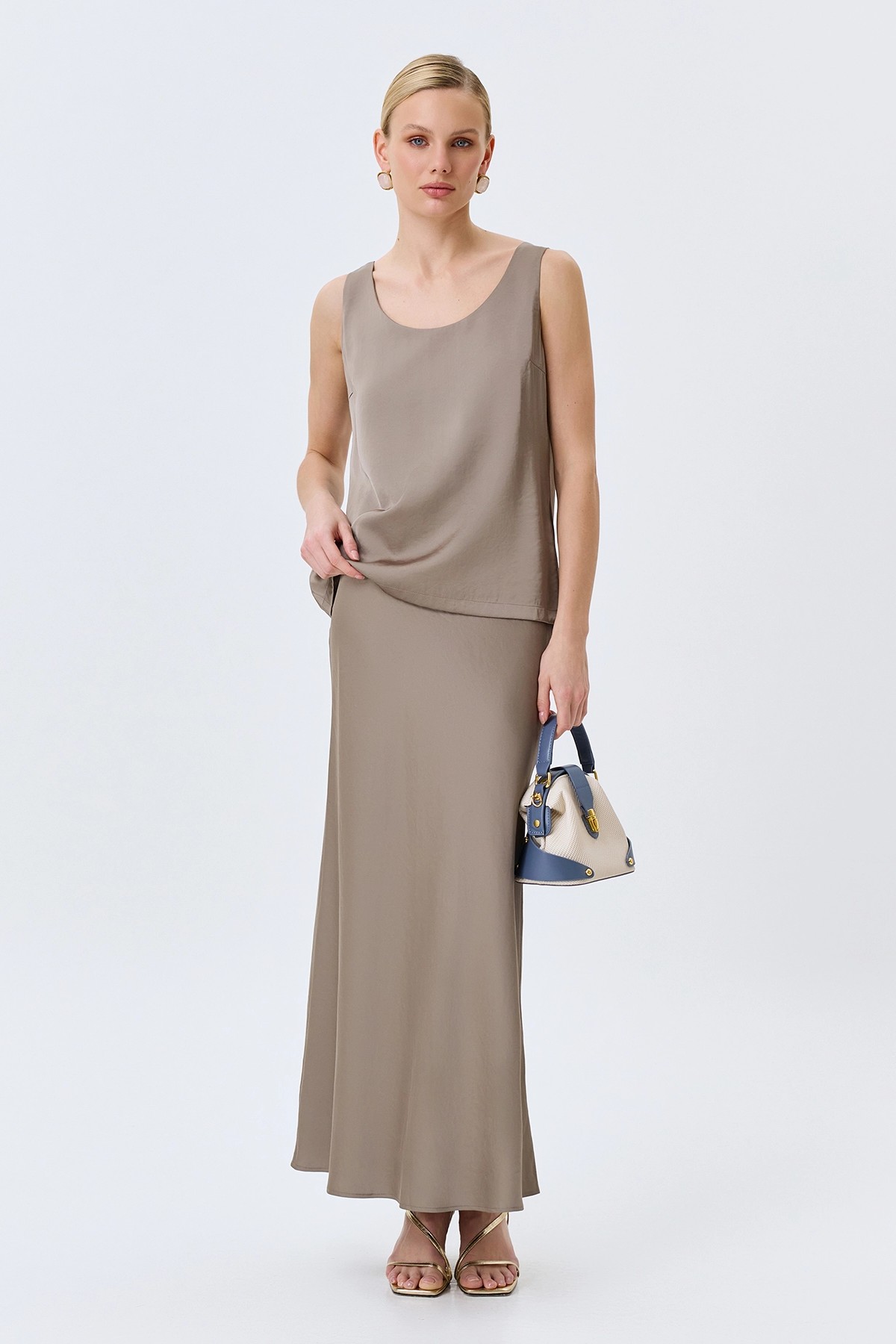 Свободный сатиновый топ в цвете кофе, 52