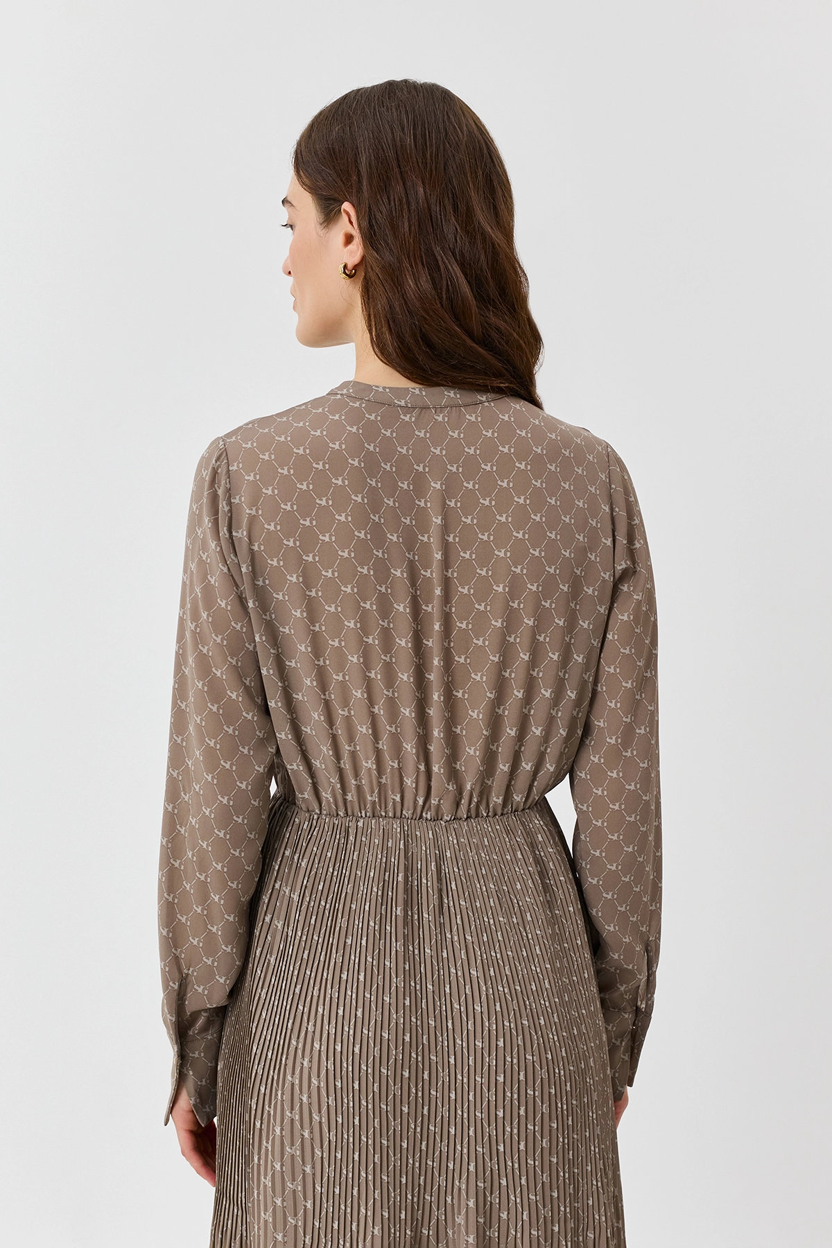 Платье с брендированным принтом и юбкой-плиссе, какао, 52