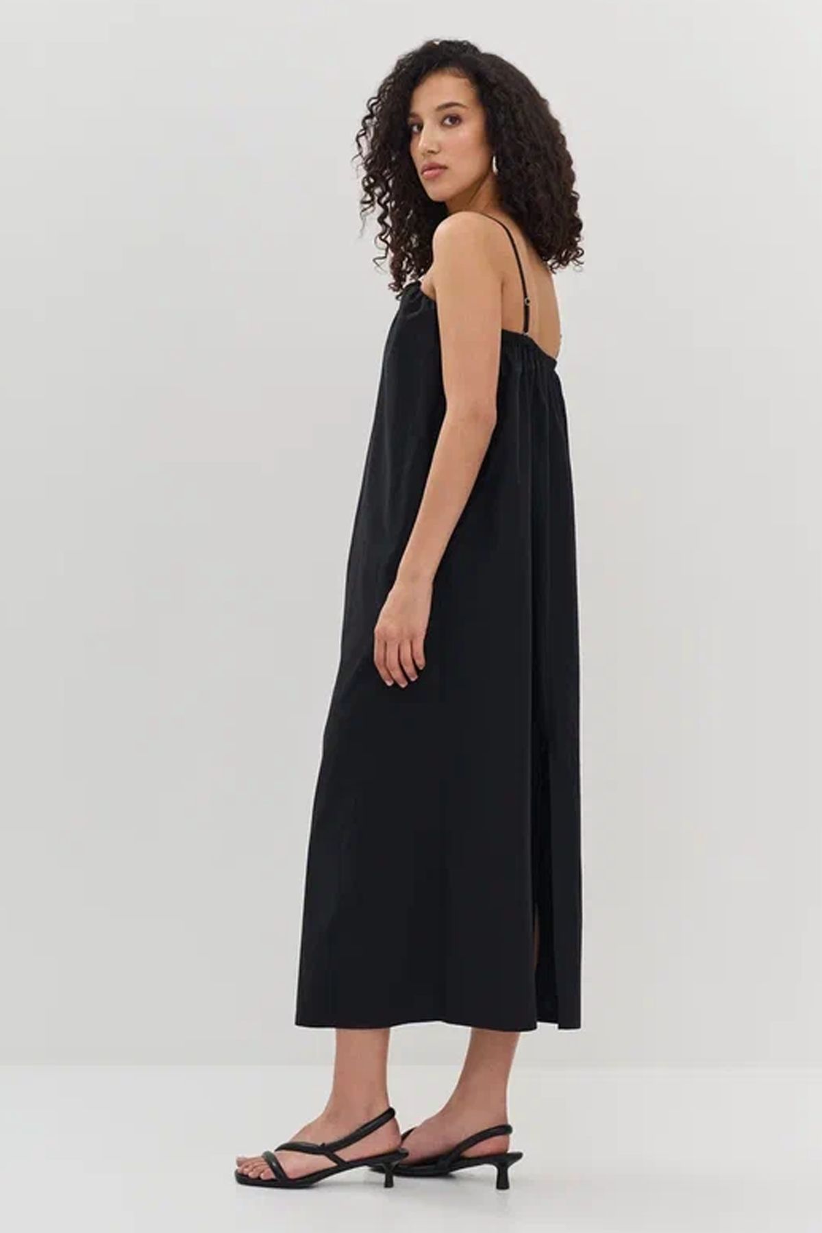 Свободное платье на тонких бретелях, 40р