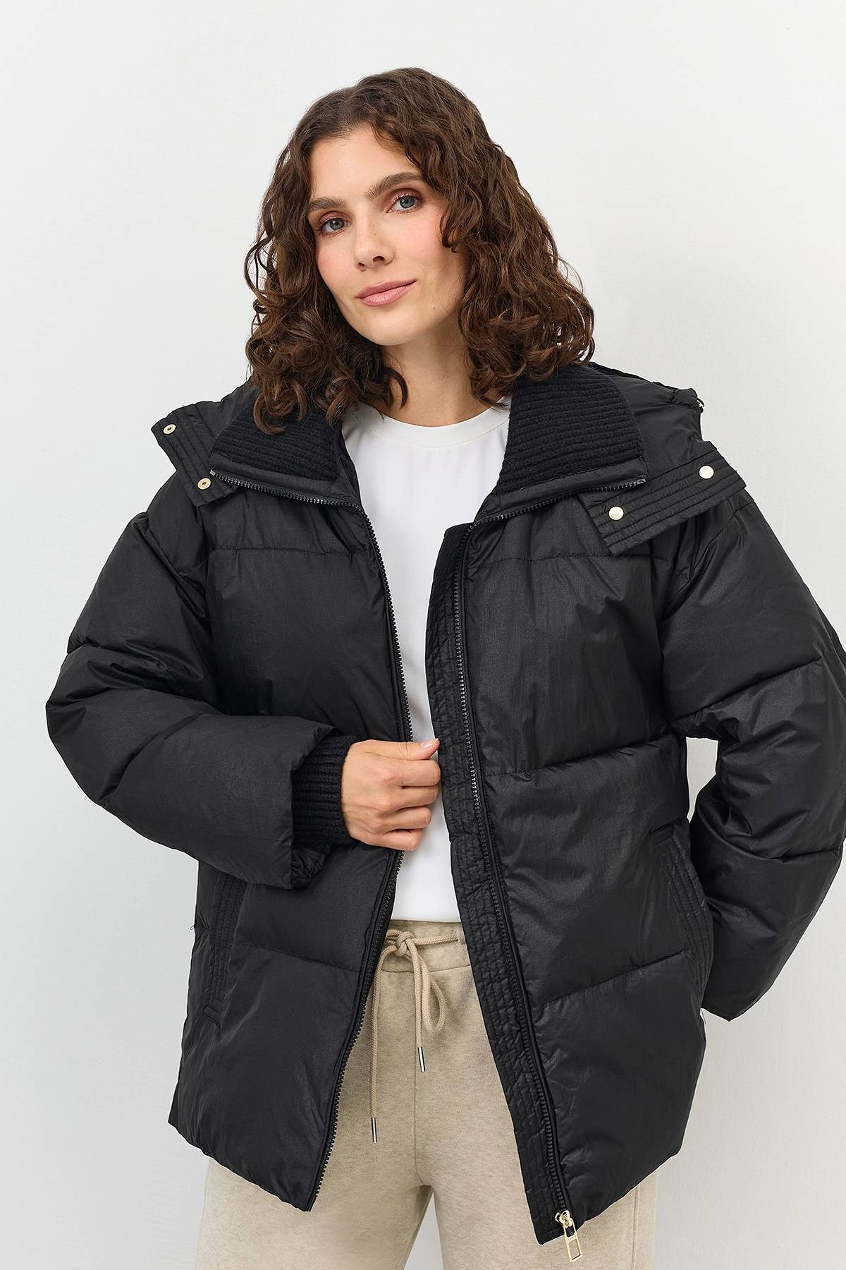 Лимитированная серия  куртка из нейлона с метализированным эффектом и палантин, 42