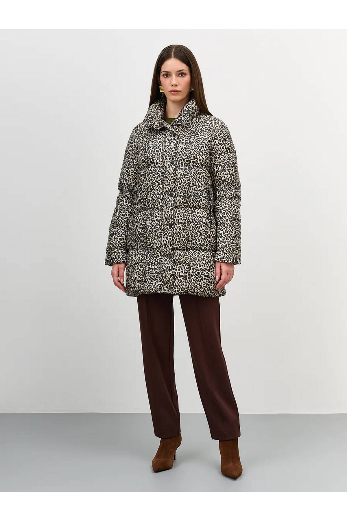 Лимитированная серия пуховик с анималистичным принтом и палантин, 42