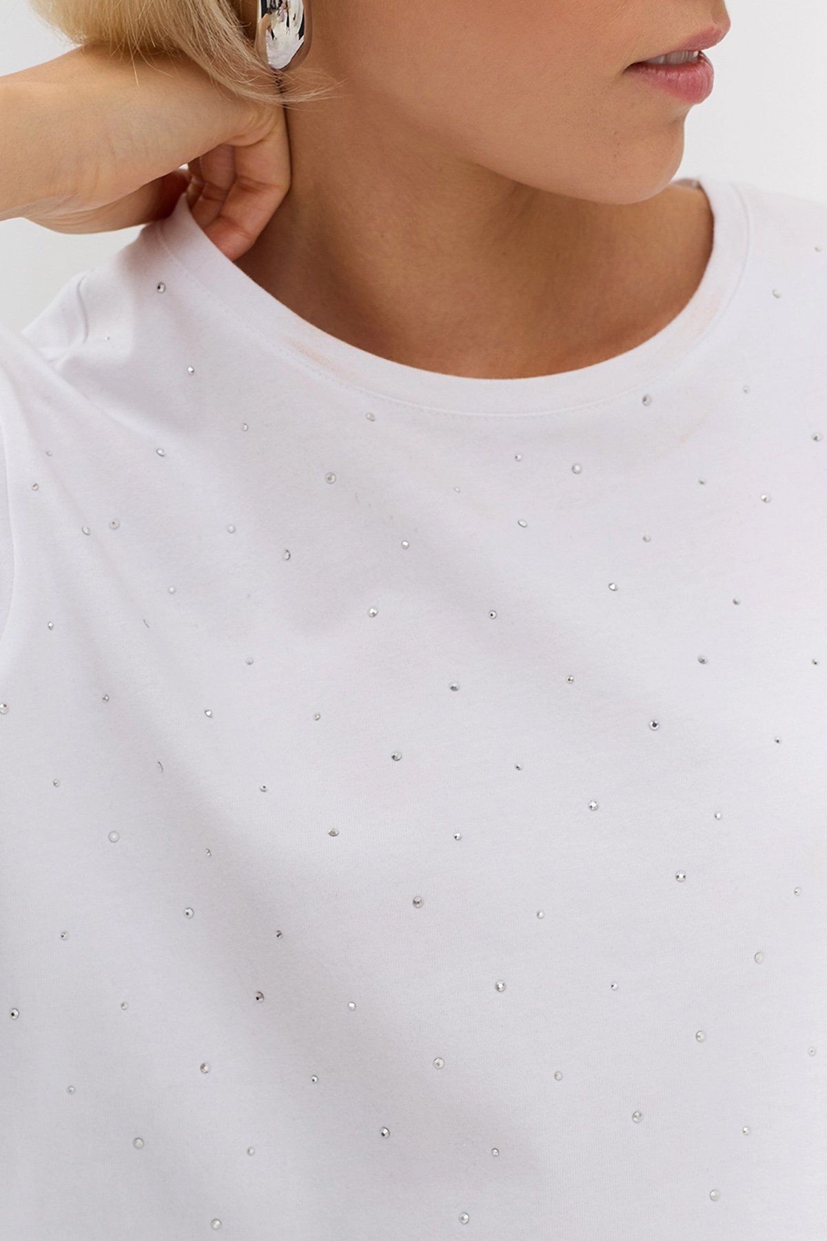 Футболка с декоративными стразами в белом цвете, 50р