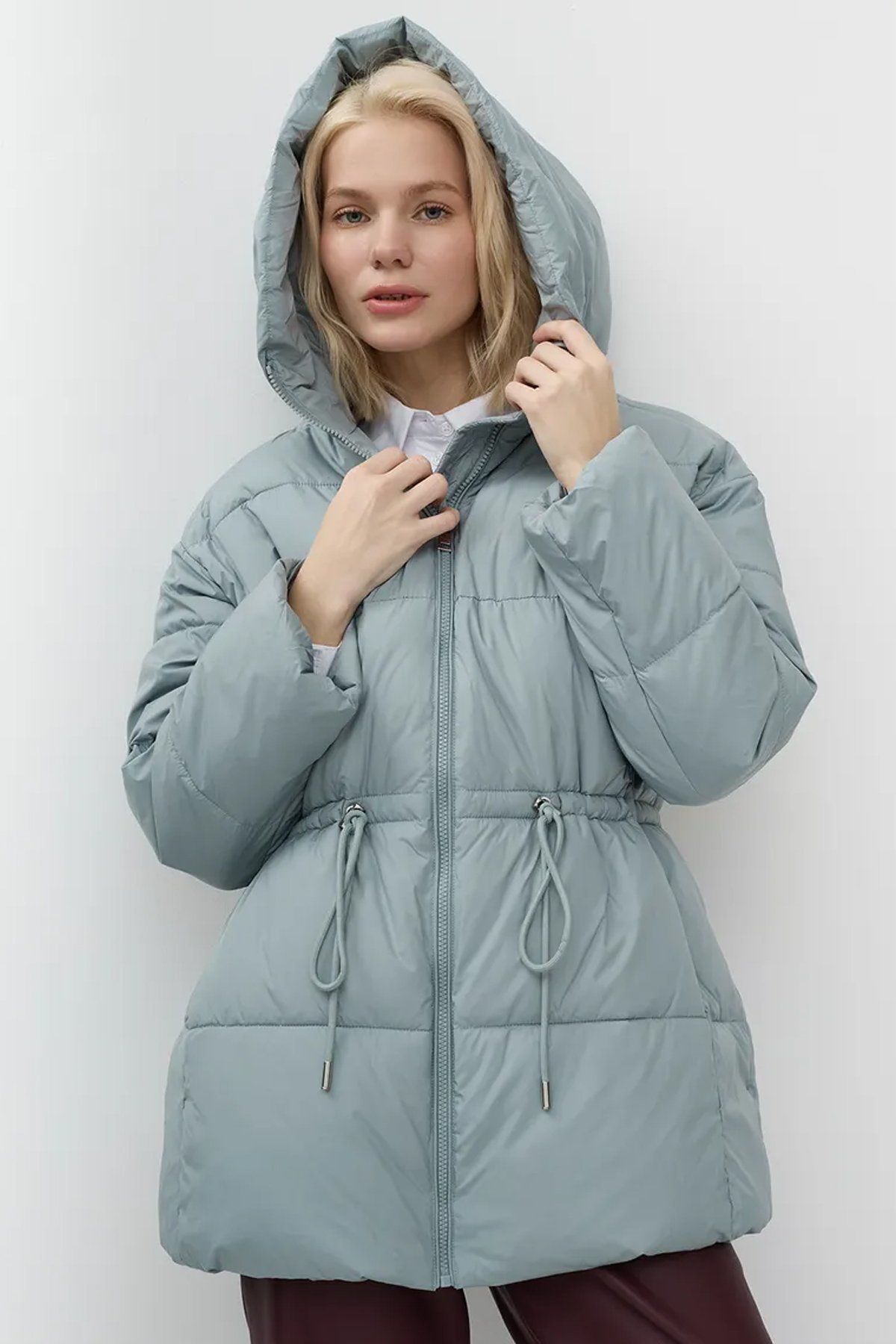 Удлиненная куртка с объемным капюшоном в сером цвете, 48р