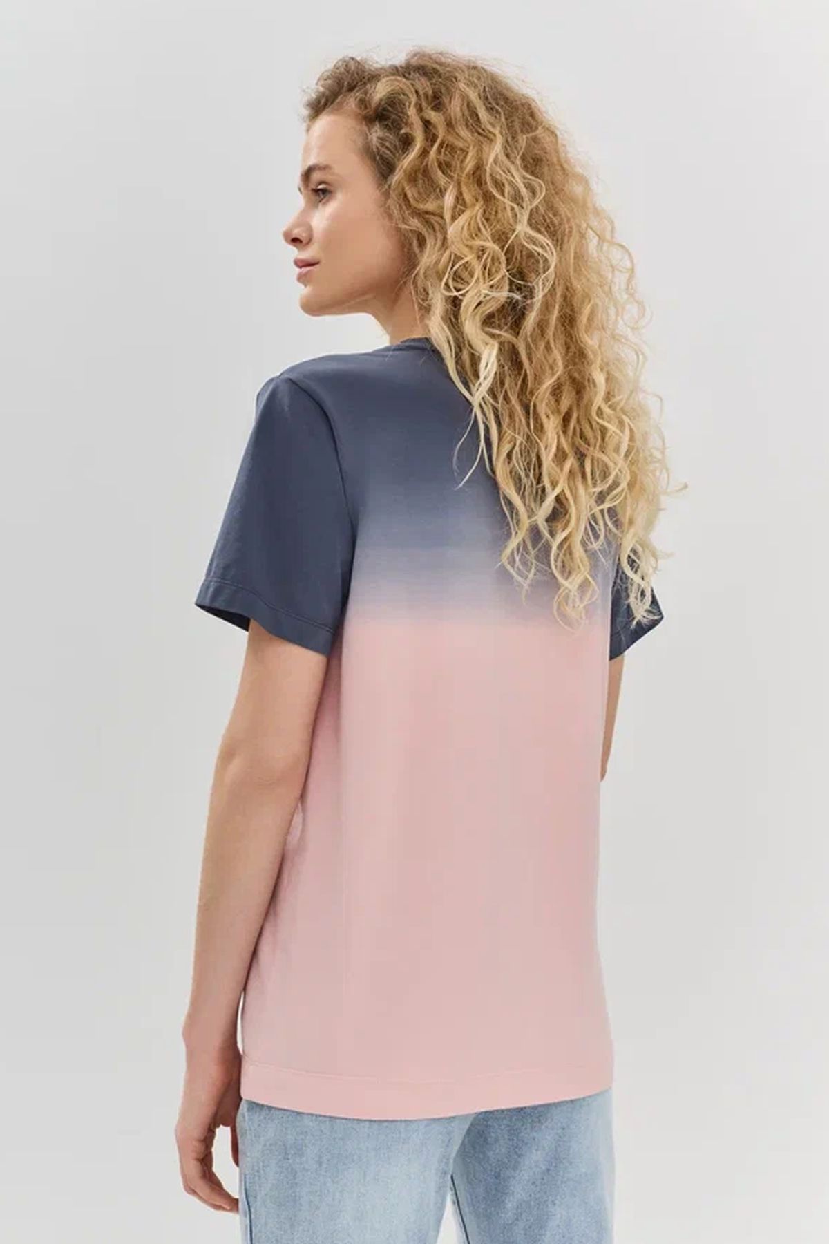 Яркая футболка с градиентом, 50р