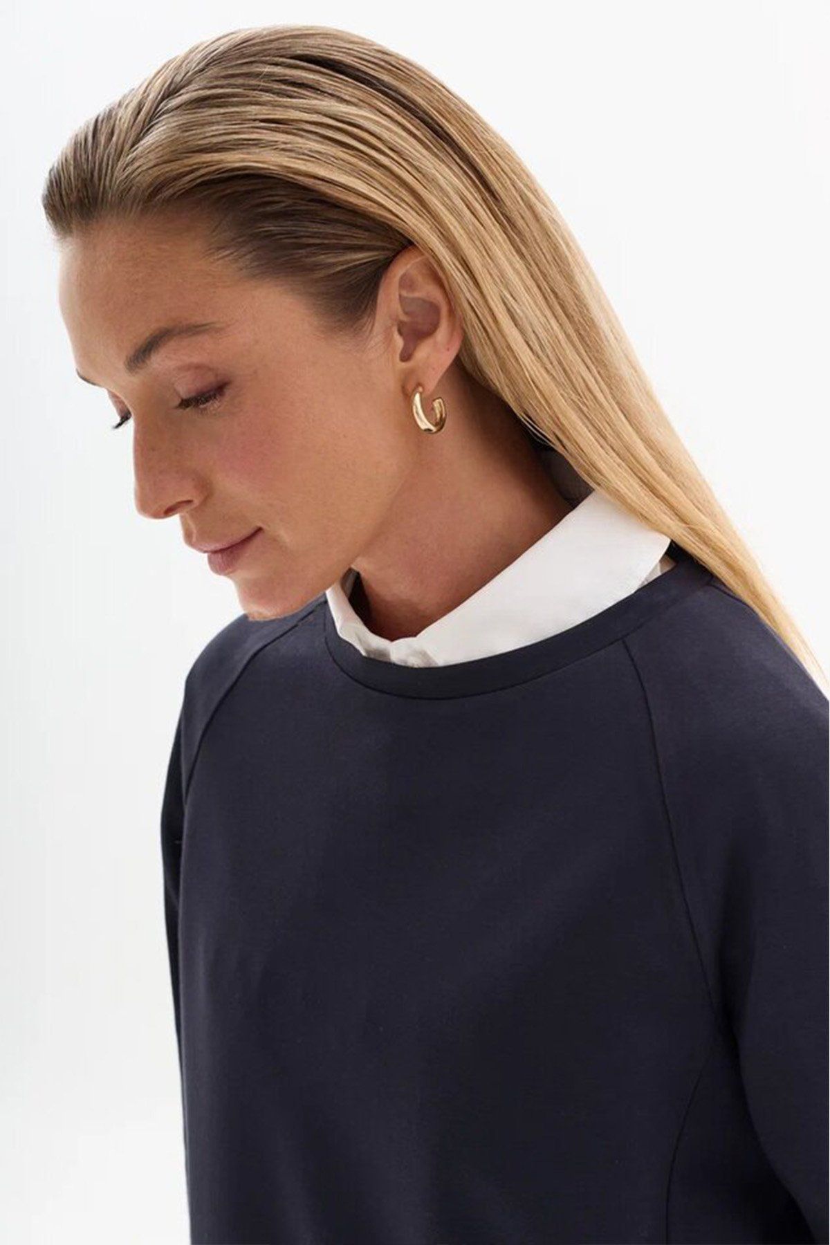 Джемпер с минималистичной вышивкой в синем цвете, 42р