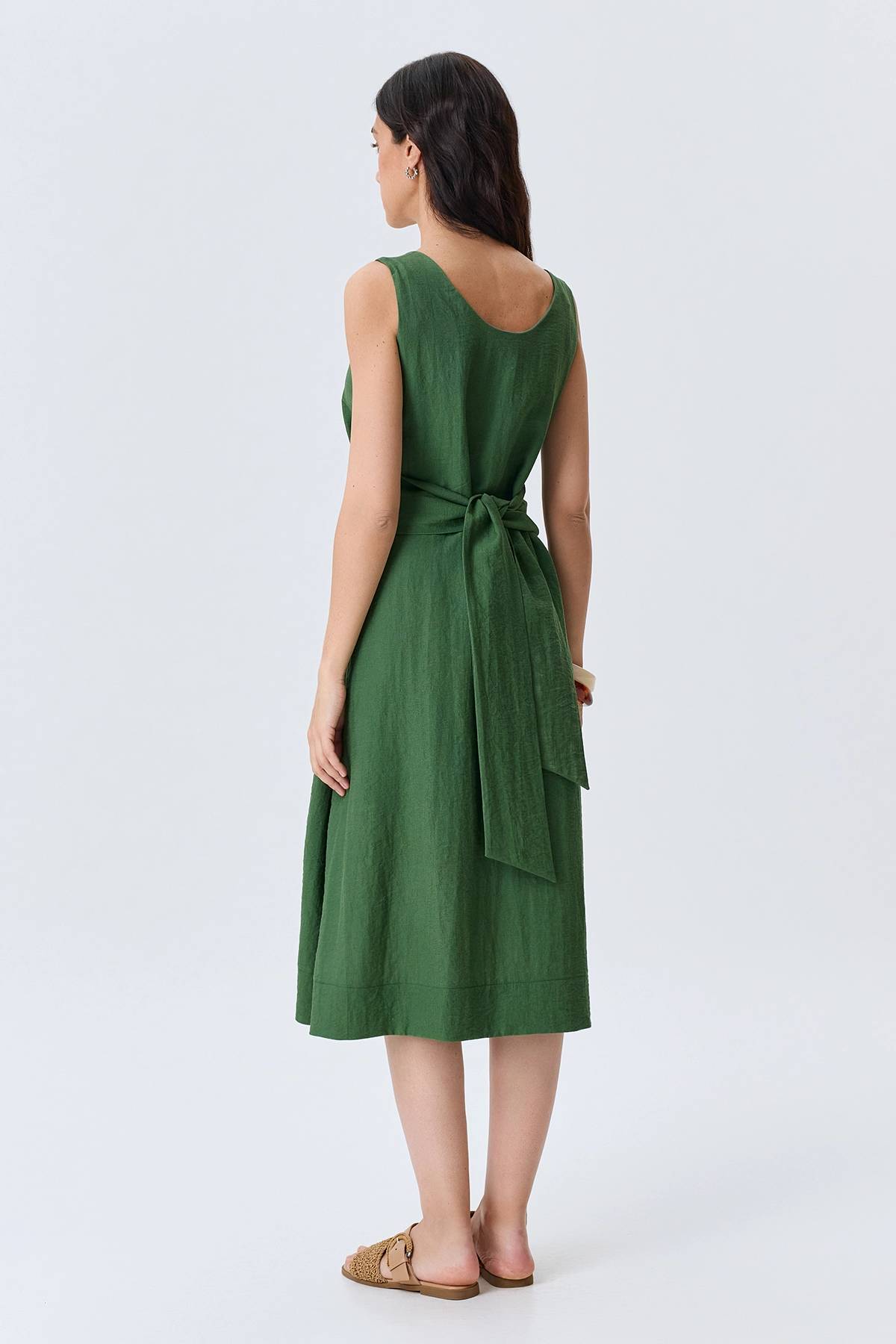 Свободное платье с поясом в зеленом цвете, 52