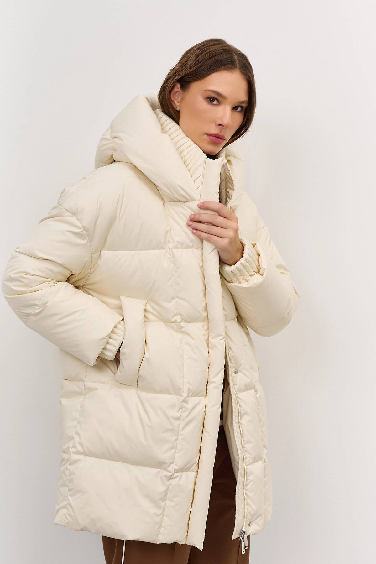 Укороченный пуховик с акцентным воротником, 48