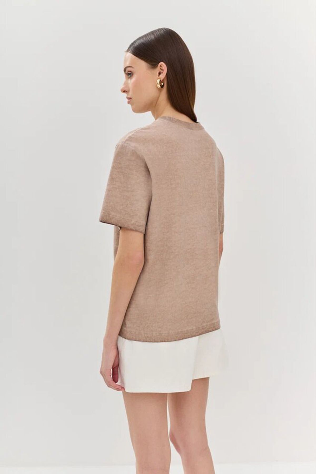 Футболка с потёртостями и надписью, украшенной пайетками, 40р