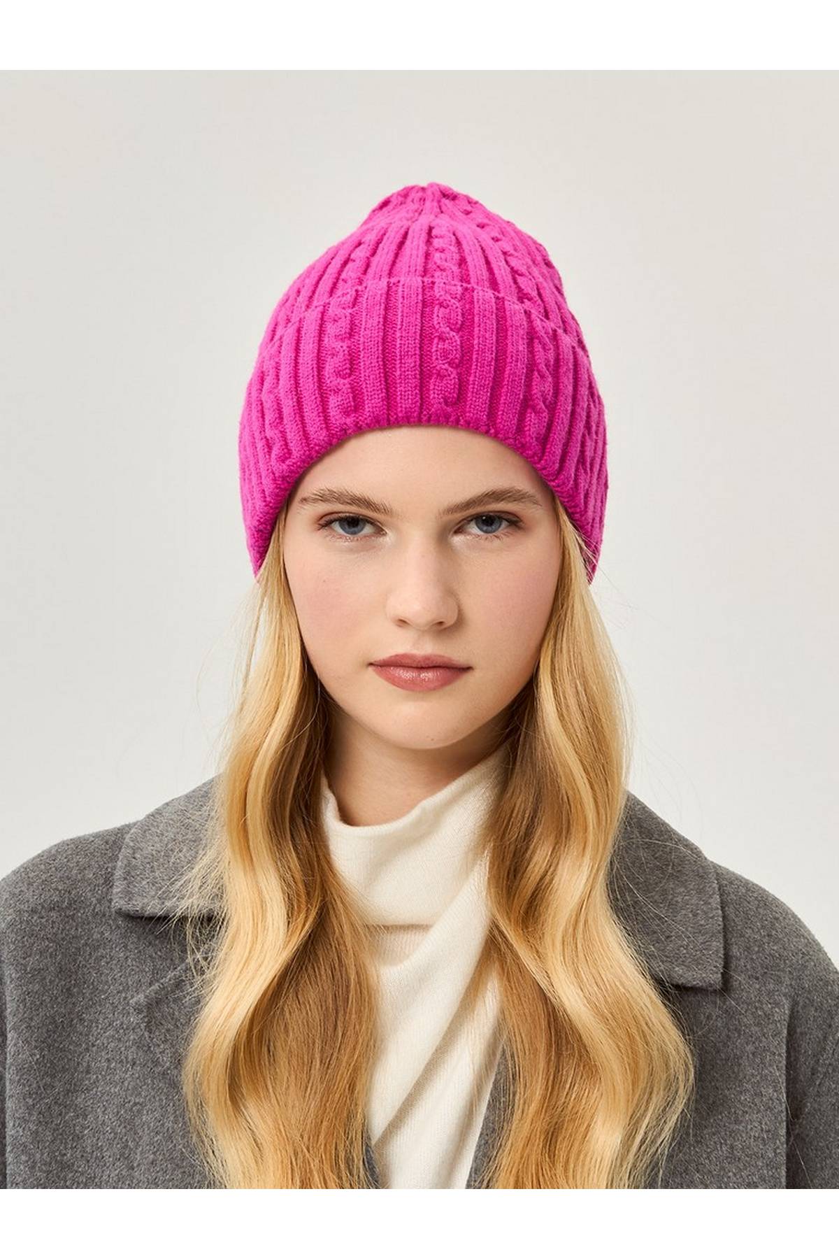 Шапка фуксия, One