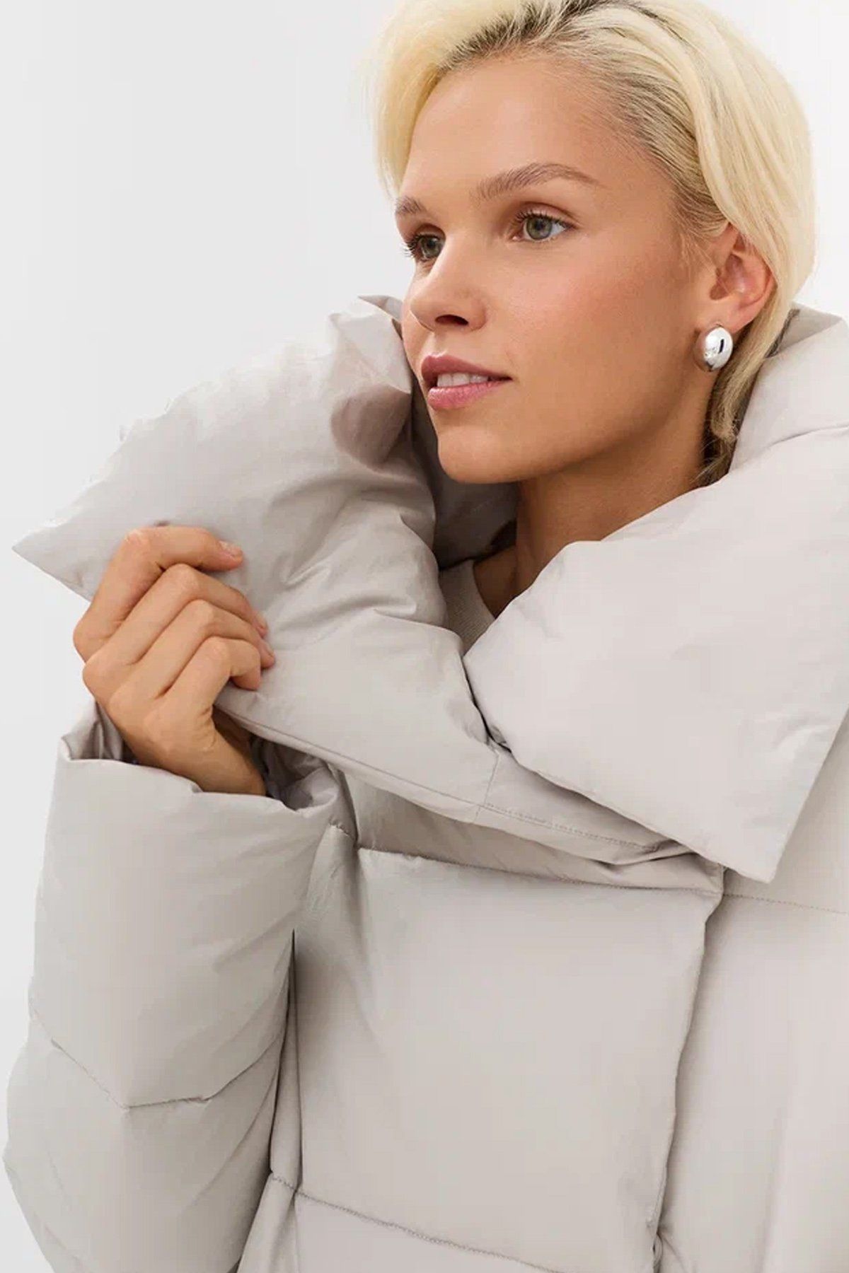 Куртка с объемным воротником в светло-сером цвете, 42р