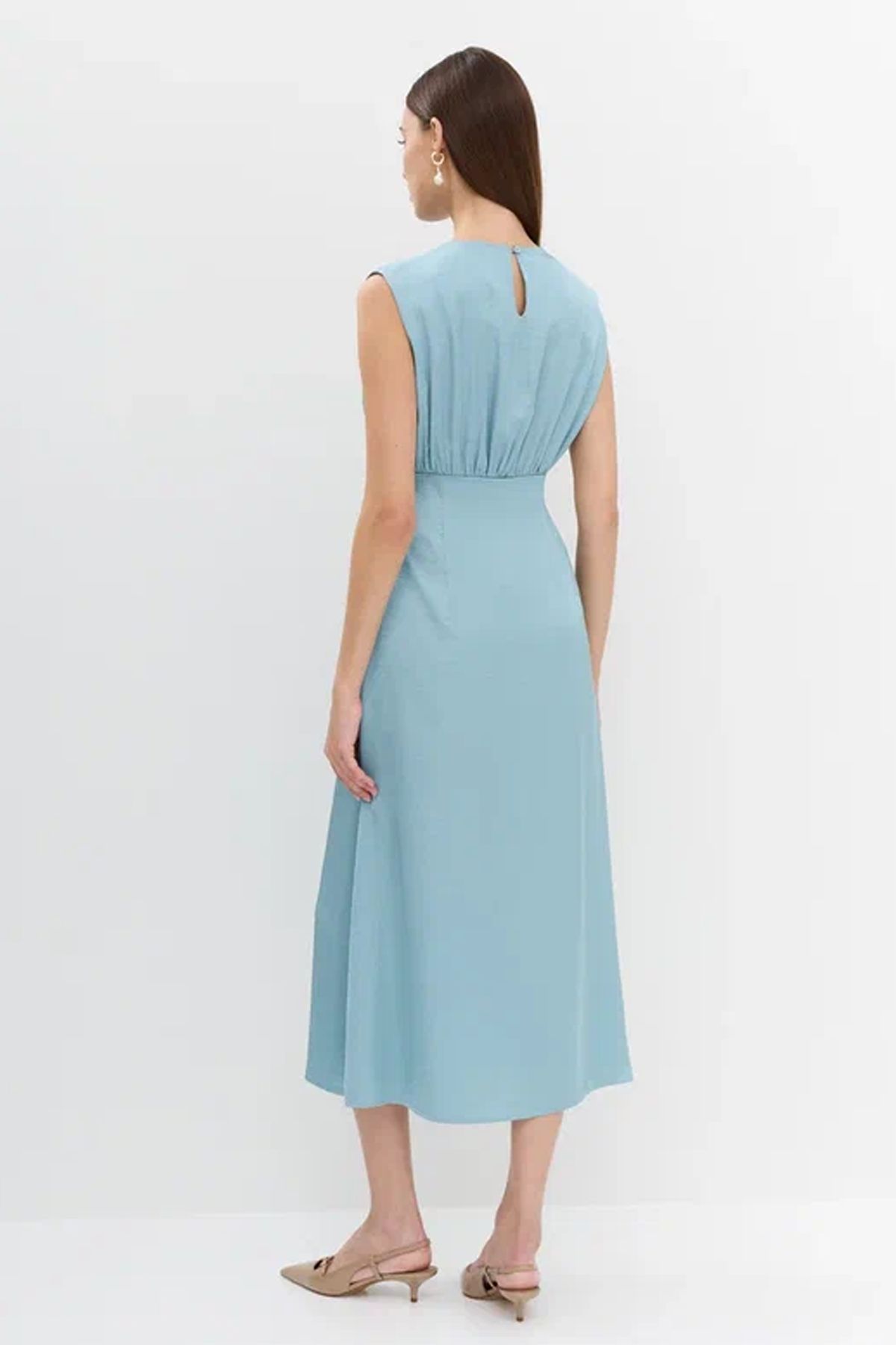 Элегантное платье со сборкой по талии в голубом цвете, 44р