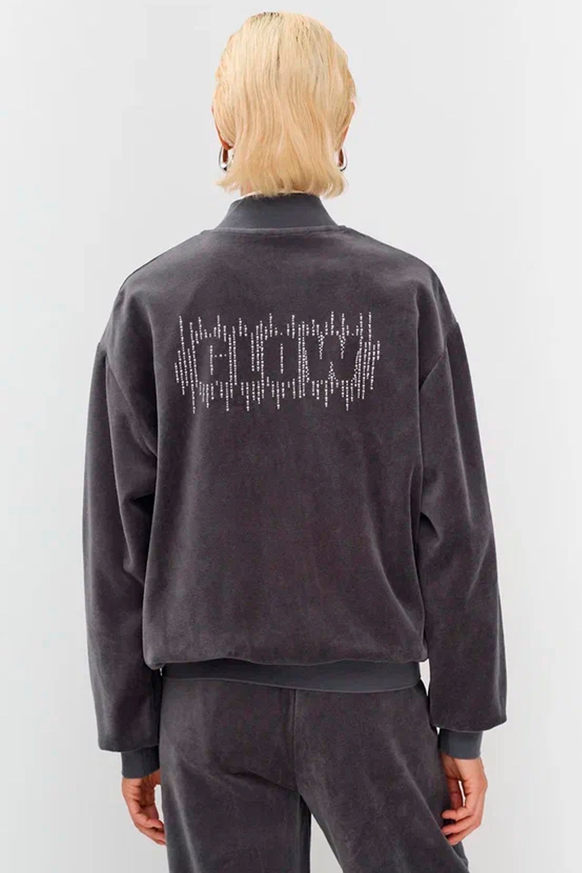 Велюровый жакет-бомбер с аппликацией из серебристых страз в сером цвете, 50р