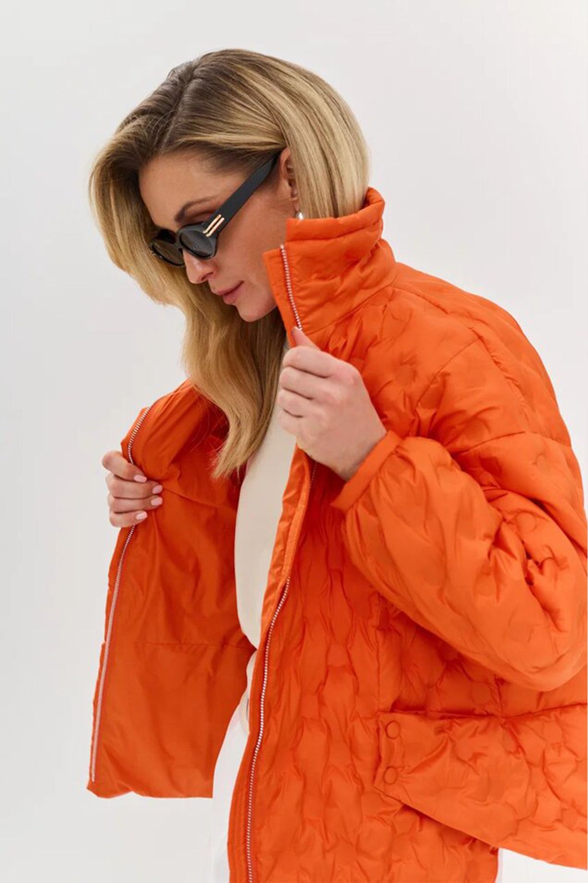 Стильная куртка oversize на натуральном утеплителе с фантазийной стежкой в оранжевом цвете, 50р