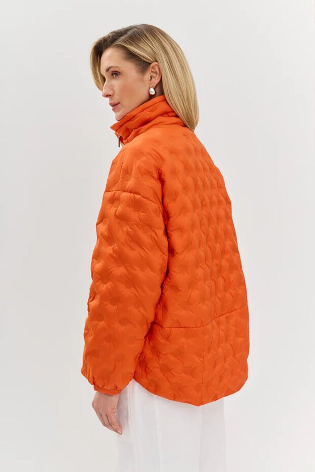 Стильная куртка oversize на натуральном утеплителе с фантазийной стежкой в оранжевом цвете, 44р