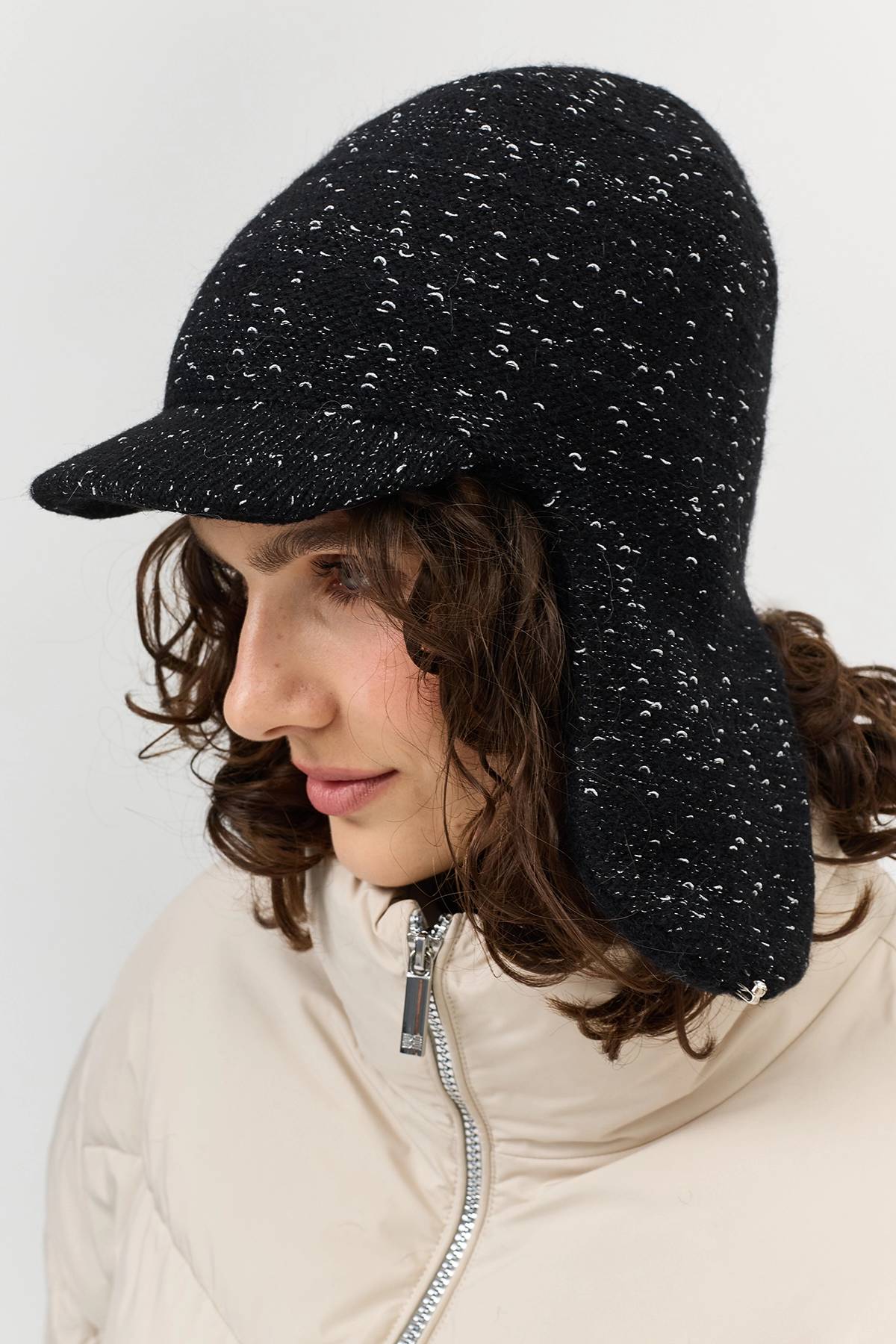 Вязаная ушанка с козырьком, One