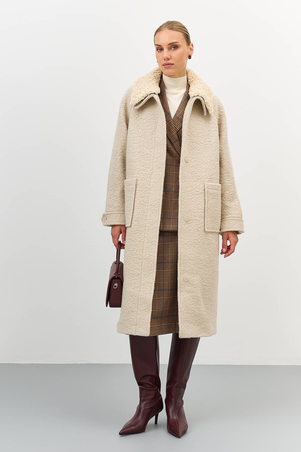 Лимитированная серия пальто с молочным палантином, 46