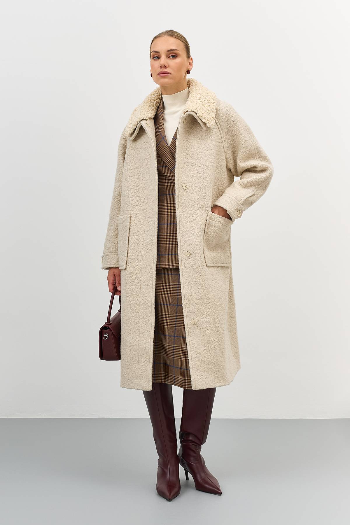 Лимитированная серия пальто с молочным палантином, 46