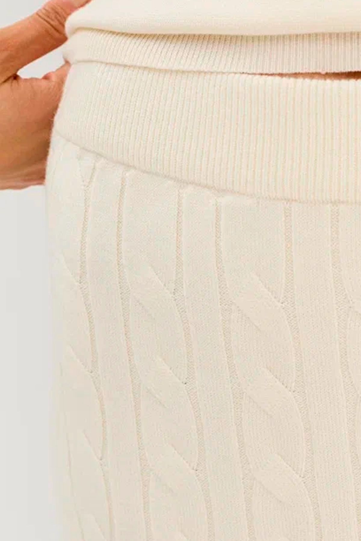 Трикотажная юбка с фактурной вязкой "жгут" в молочном цвете, 44р