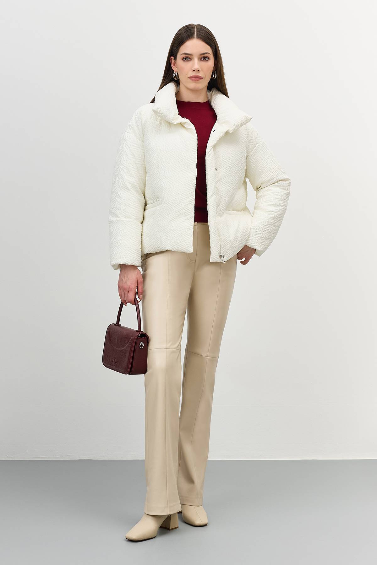 Лимитированная серия объемная куртка из фактурной ткани с палантином, 46