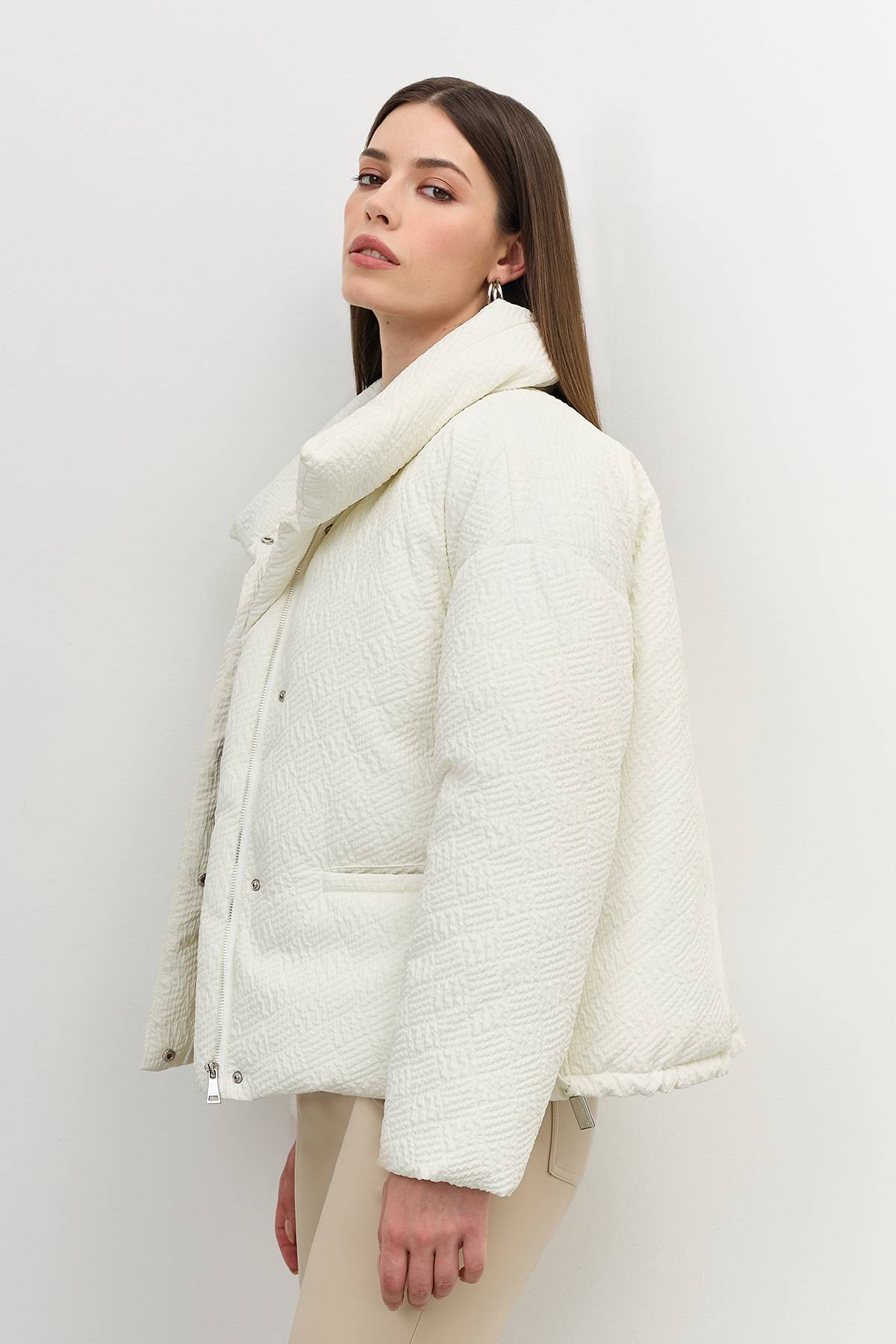 Лимитированная серия объемная куртка из фактурной ткани с палантином, 42