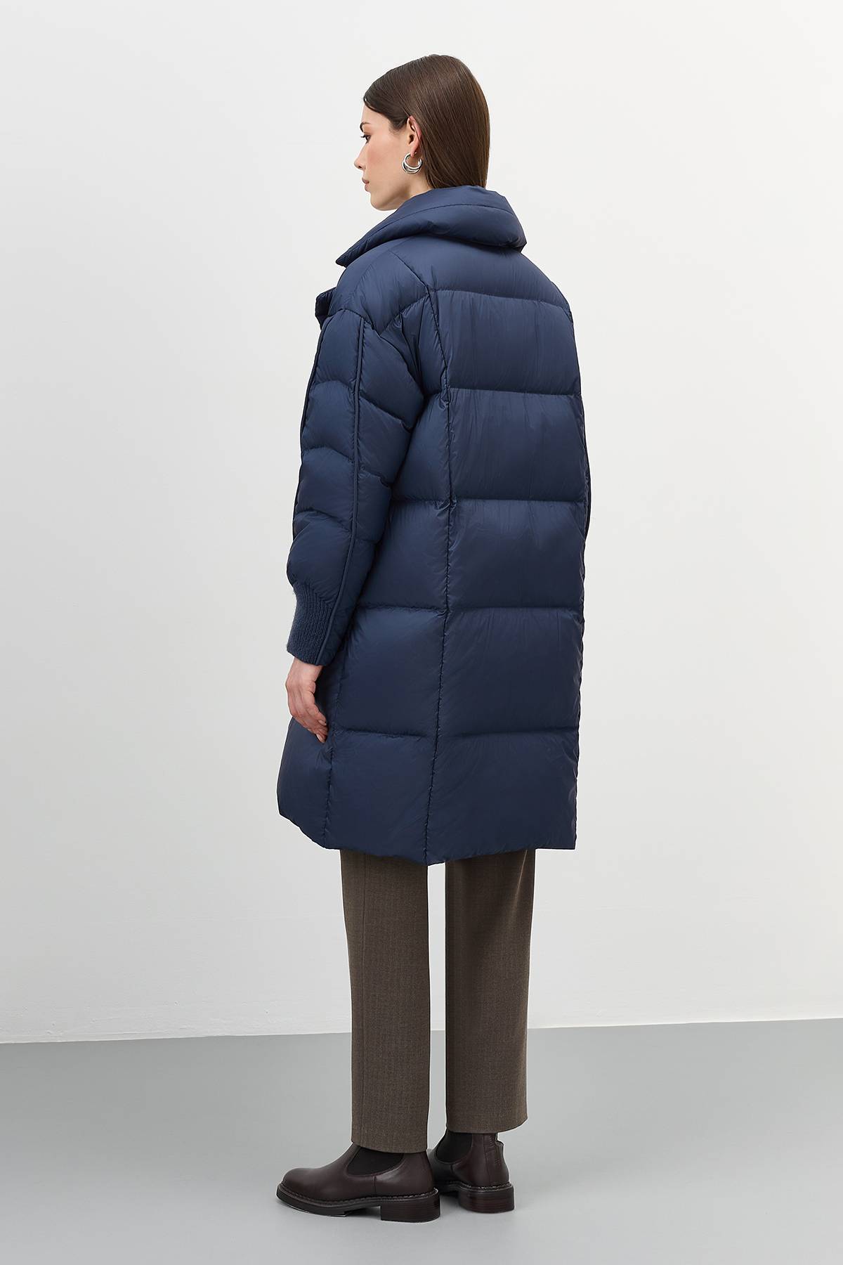 Лимитированная серия пуховик на запах с трикотажной манишкой и палантин, 42