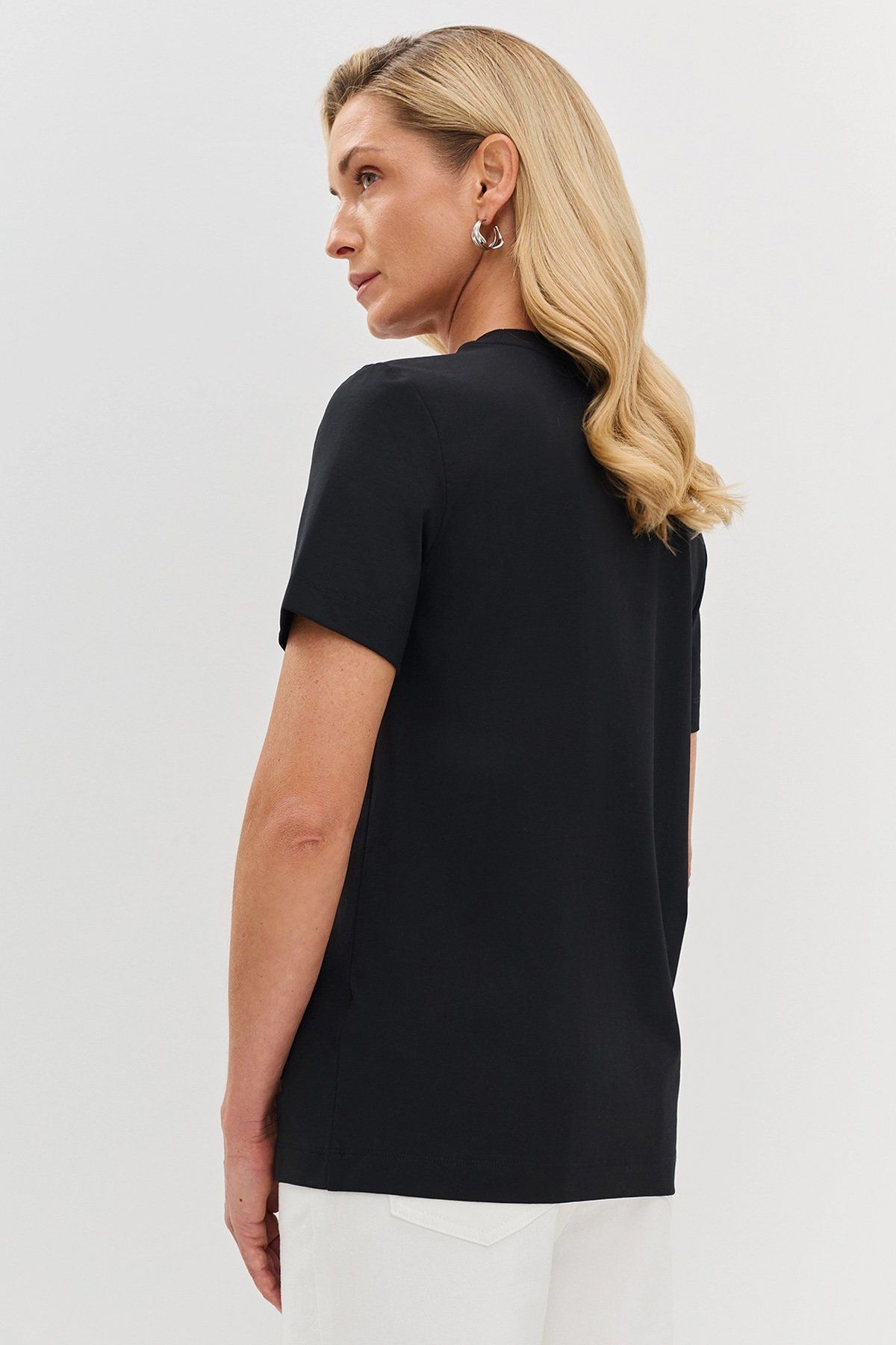 Базовая футболка в чёрном цвете с коротким рукавом, 52р