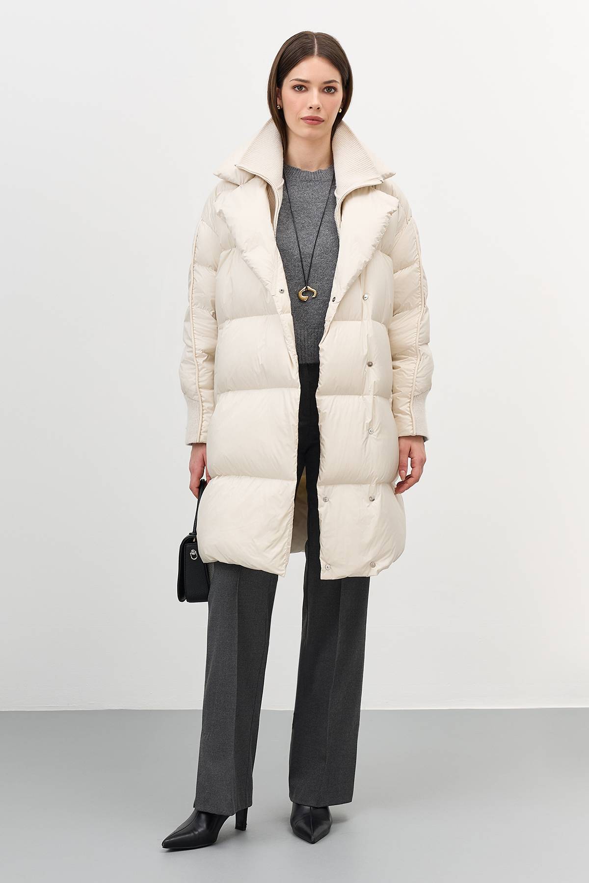 Лимитированная серия белый пуховик на запах с трикотажной манишкой и палантин, 48