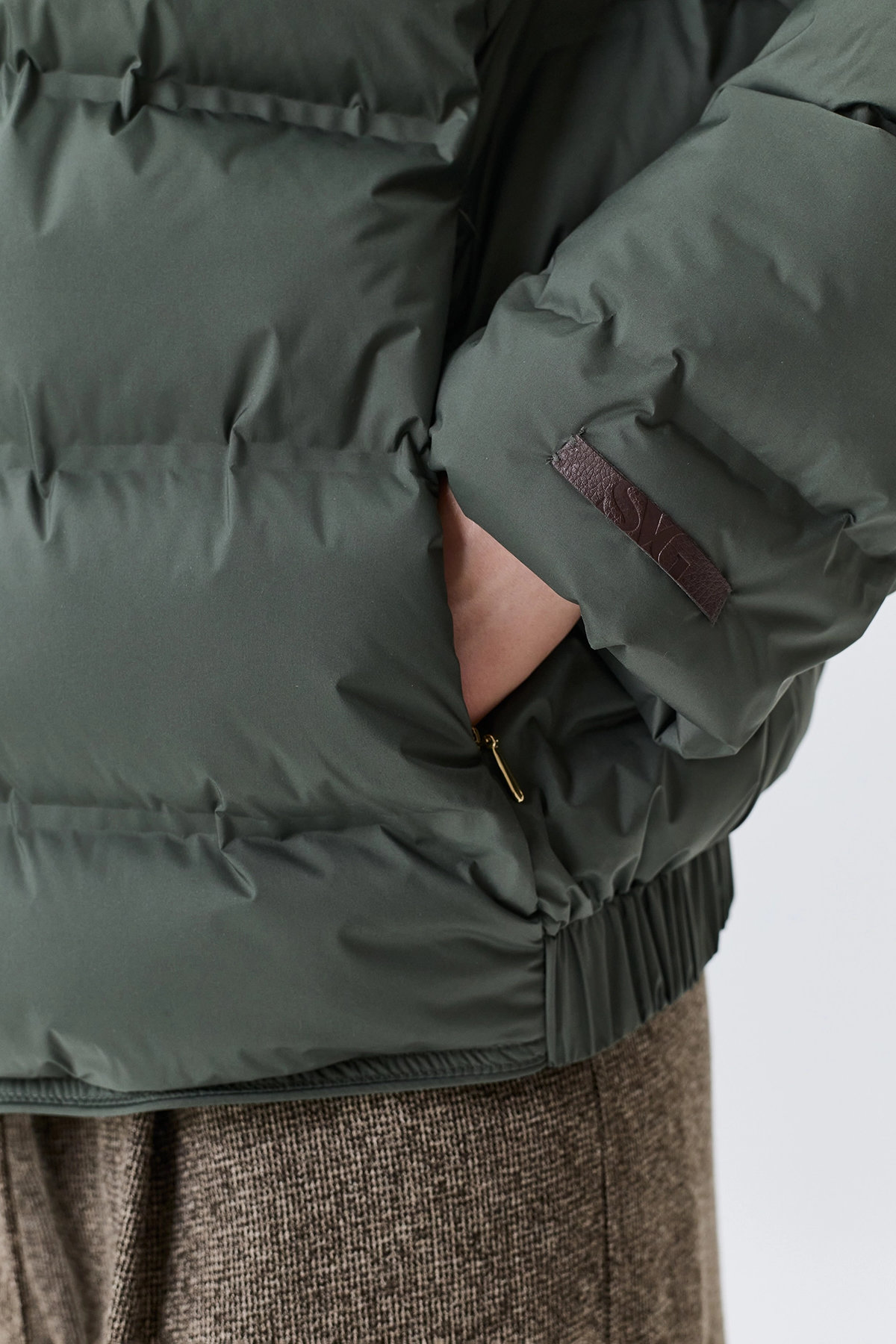 Легкая темно-зеленая куртка с горизонтальной термо стежкой, 52
