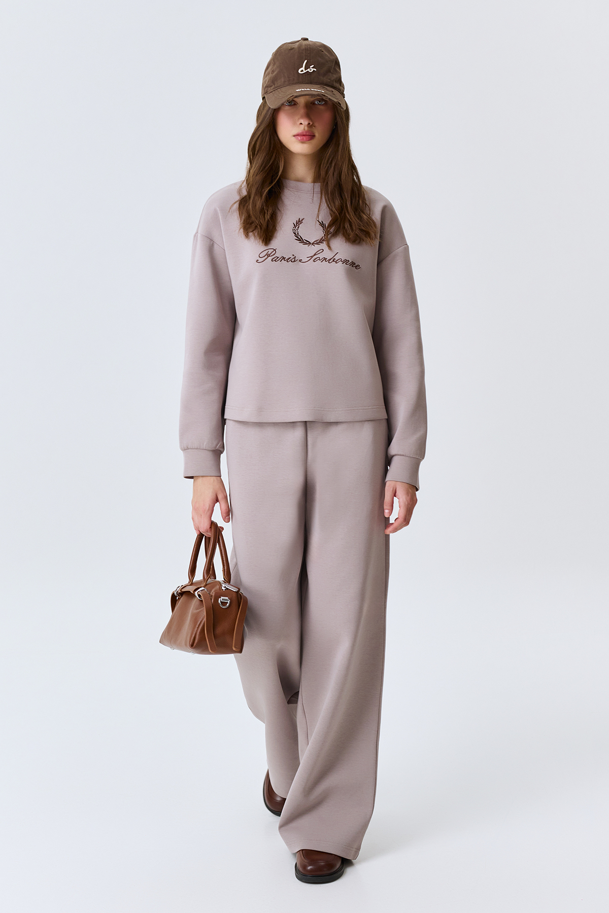 Oversize свитшот с деликатной вышивкой, 48