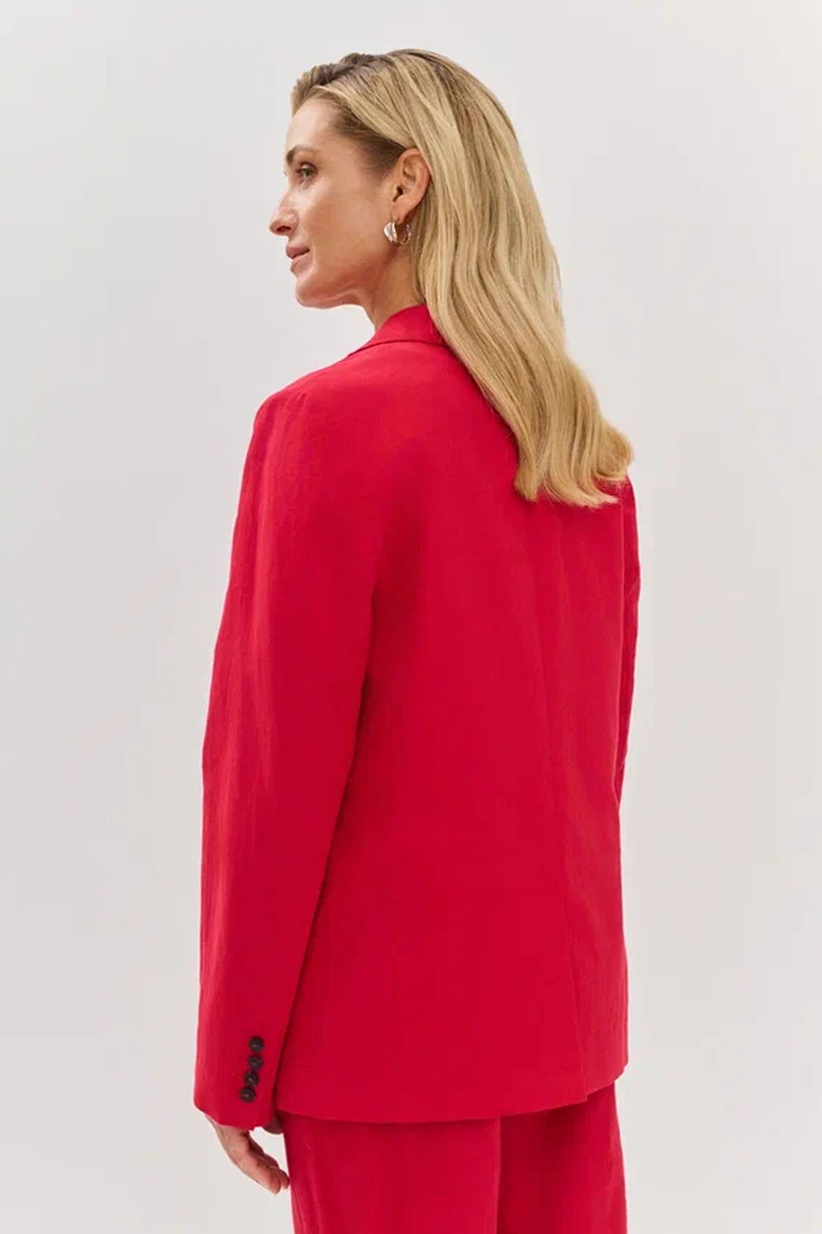 Однобортный жакет красного цвета с контрастной пуговицей, 52р