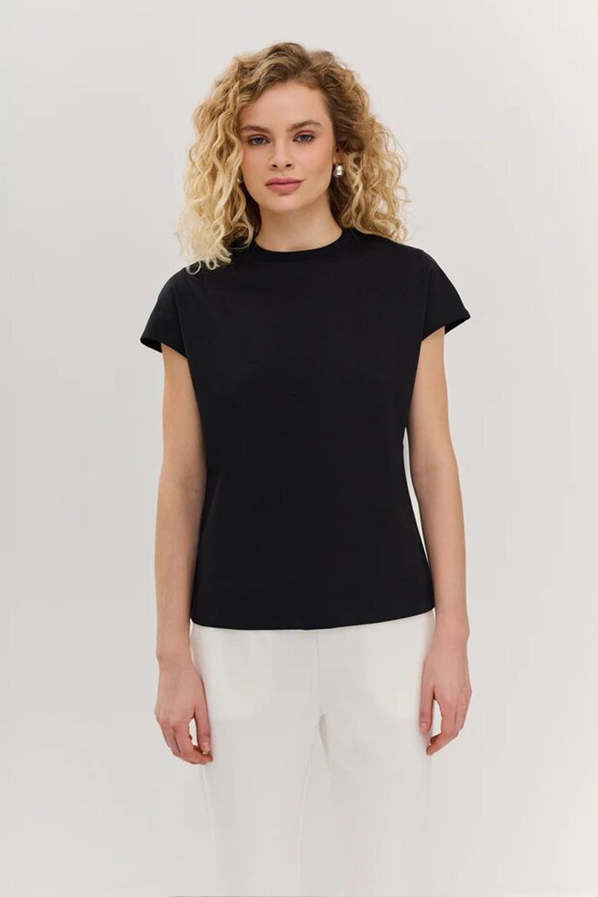 Классическая футболка из 100% хлопка в чёрном цвете, 42р