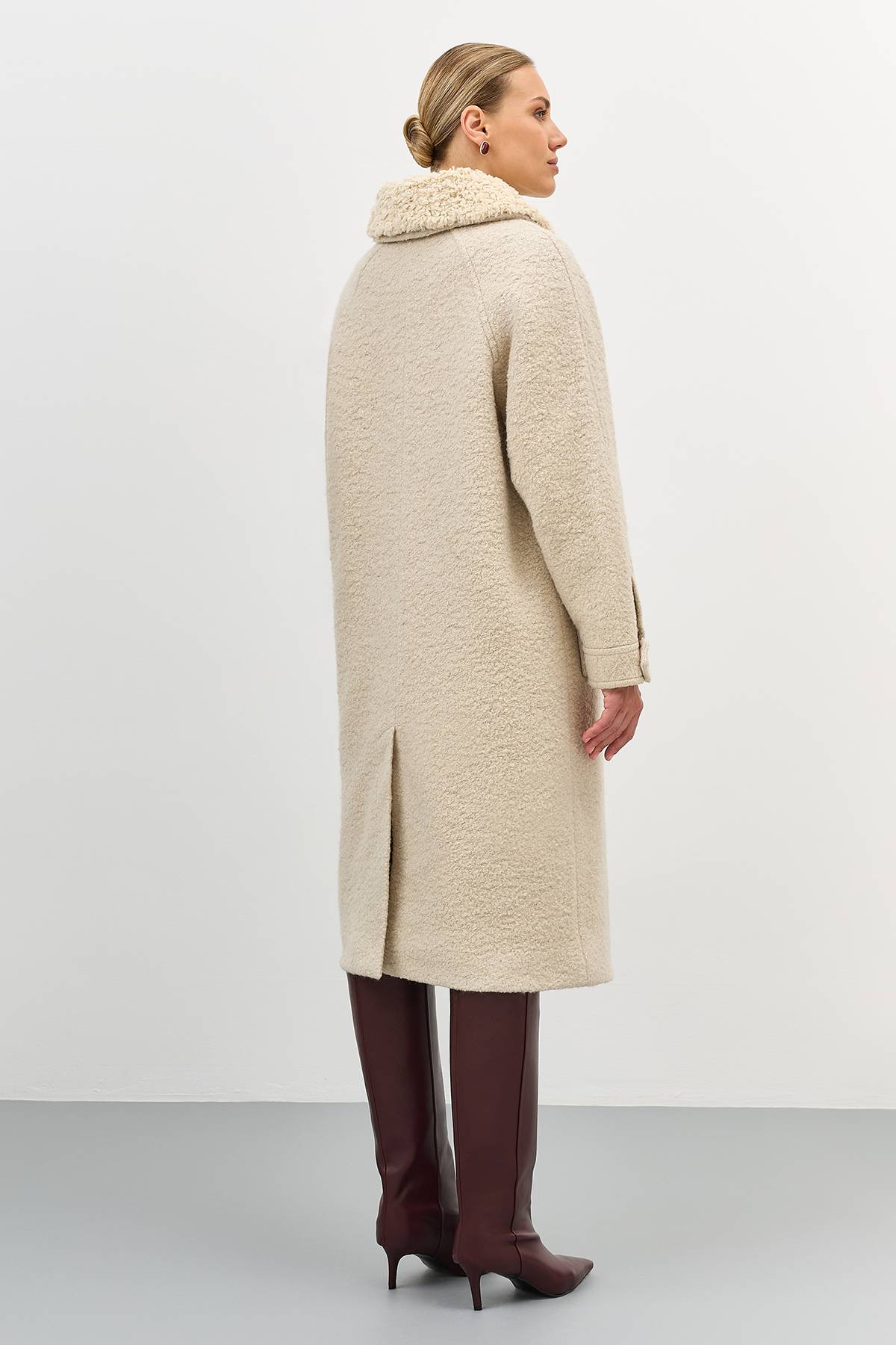 Лимитированная серия пальто с молочным палантином, 52