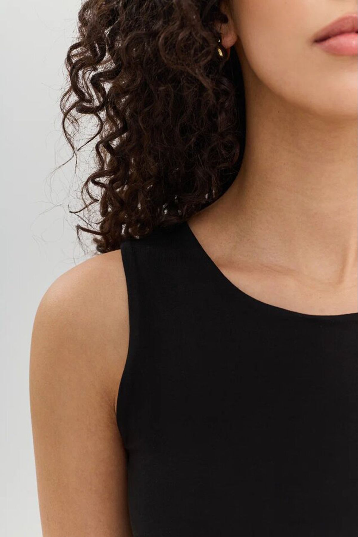 Укороченный базовый топ без рукавов в черном цвете, 42р