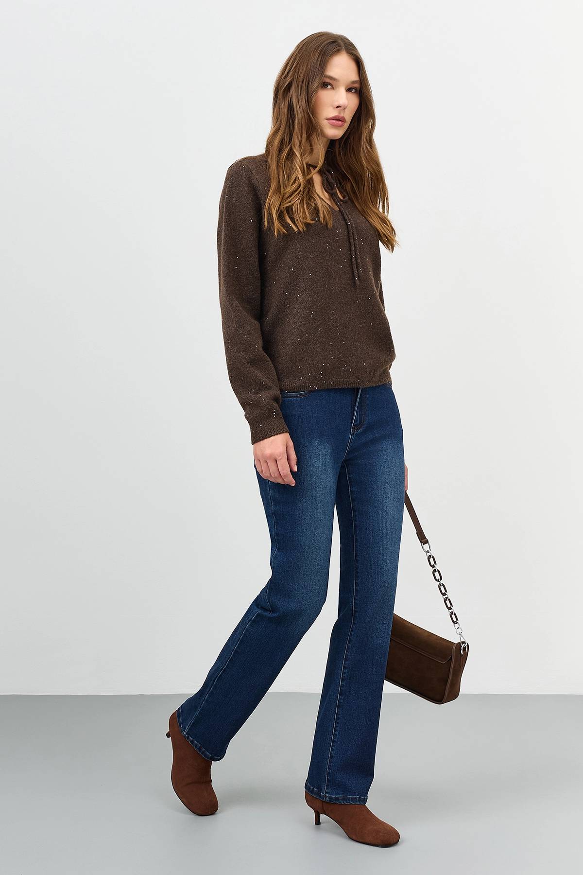 Джинсы с минималистичной вышивкой, 42